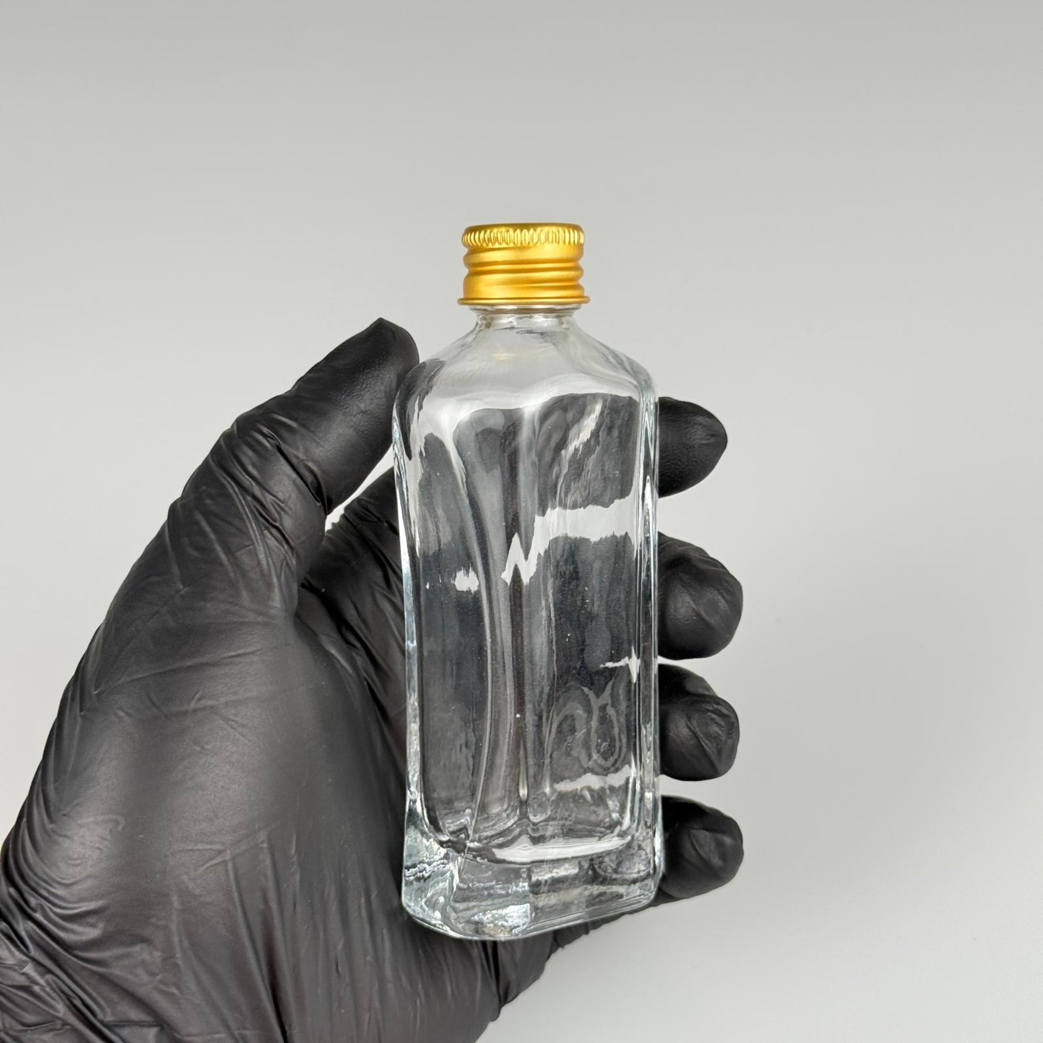 50 CC MİLANO MODEL CAM ŞİŞE + GOLD ALÜMİNYUM METAL KAPAKLI TAKIM - 50 ML LÜKS CAM ŞİŞE (CAMIN KALINLIĞI İLE İLGİLİ + - 5 ML TOLERANS OLABİLİR)