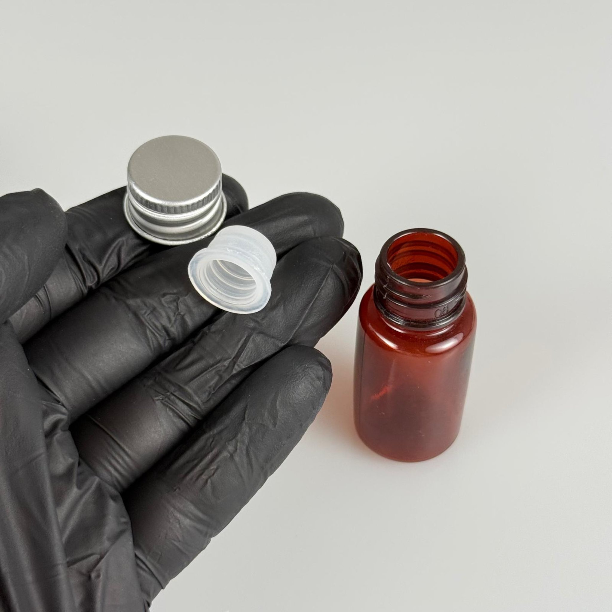 10 CC AMBER PET SHOT ŞİŞE - KÖPÜK CONTALI GÜMÜŞ ALÜMİNYUM METAL KAPAKLI + KÖR TIPALI TAKIM - 10 ML KAHVERENGİ PLASTİK ŞİŞE