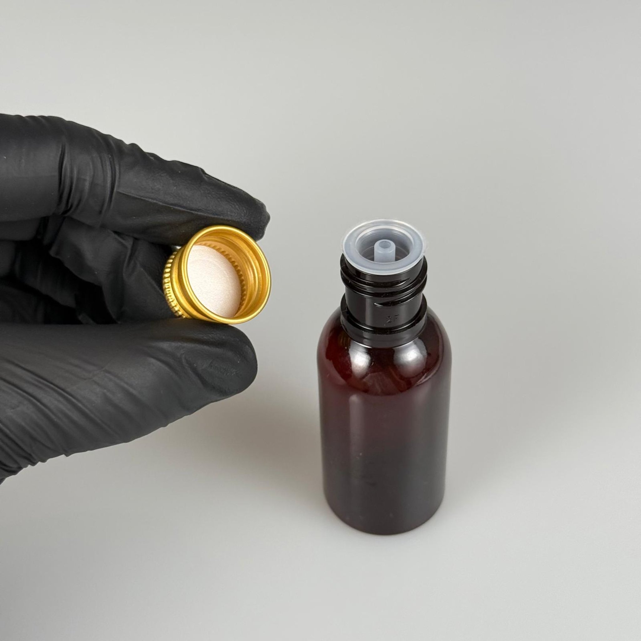 35 CC AMBER PET ŞİŞE - KÖPÜK CONTALI GOLD ALÜMİNYUM METAL KAPAKLI + DAMLALIKLI KOLONYA TIPALI TAKIM - 35 ML KAHVERENGİ PET ŞİŞE