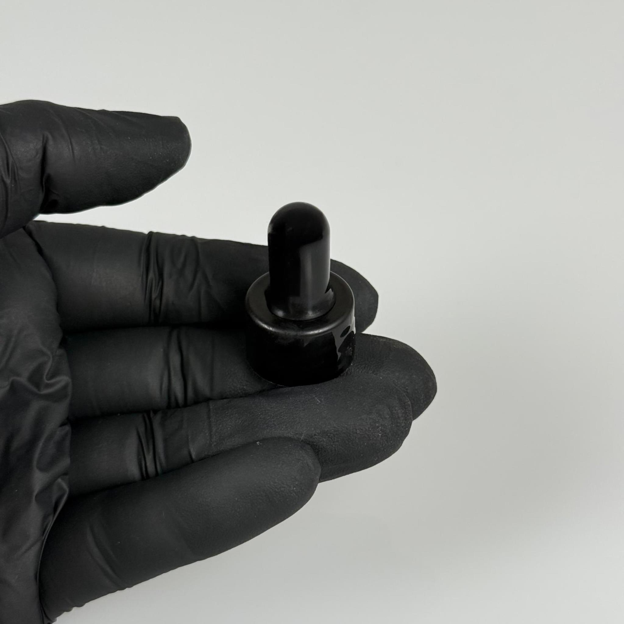 18 MM SİYAH EMZİKLİ DELİKLİ PLASTİK KAPAK SİYAH - DÜZ (DAMLALIK İÇİN)