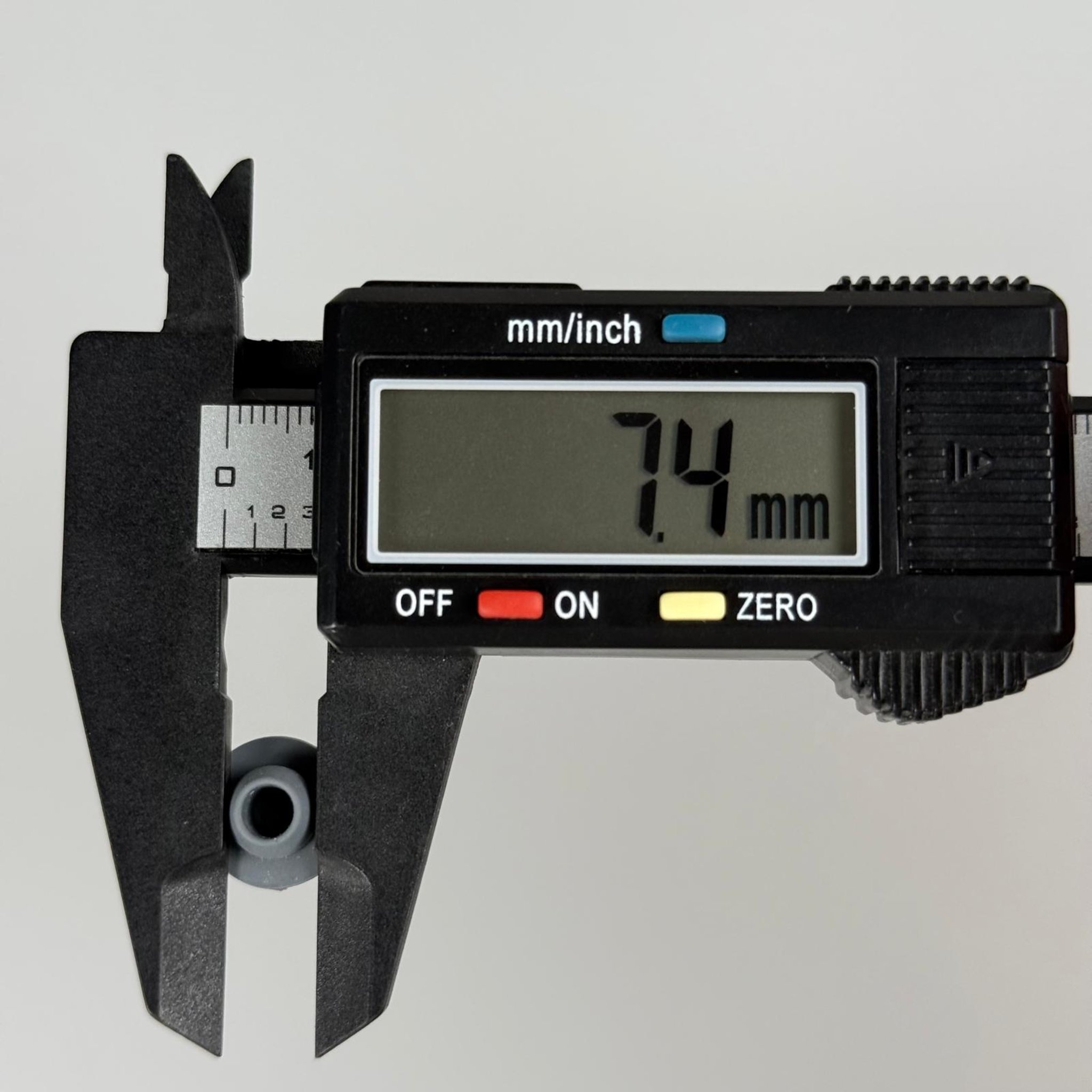 7,5 MM KAUÇUK TIPA - kaydırmaz şok darbe emici ayak, titreşim takozu, lastik conta, kör tıpa, kablo geçiş contası, mobilya ayağı için ses kesici, sızdırmazlık butonu vb. alanlarda kullanılabilir.
