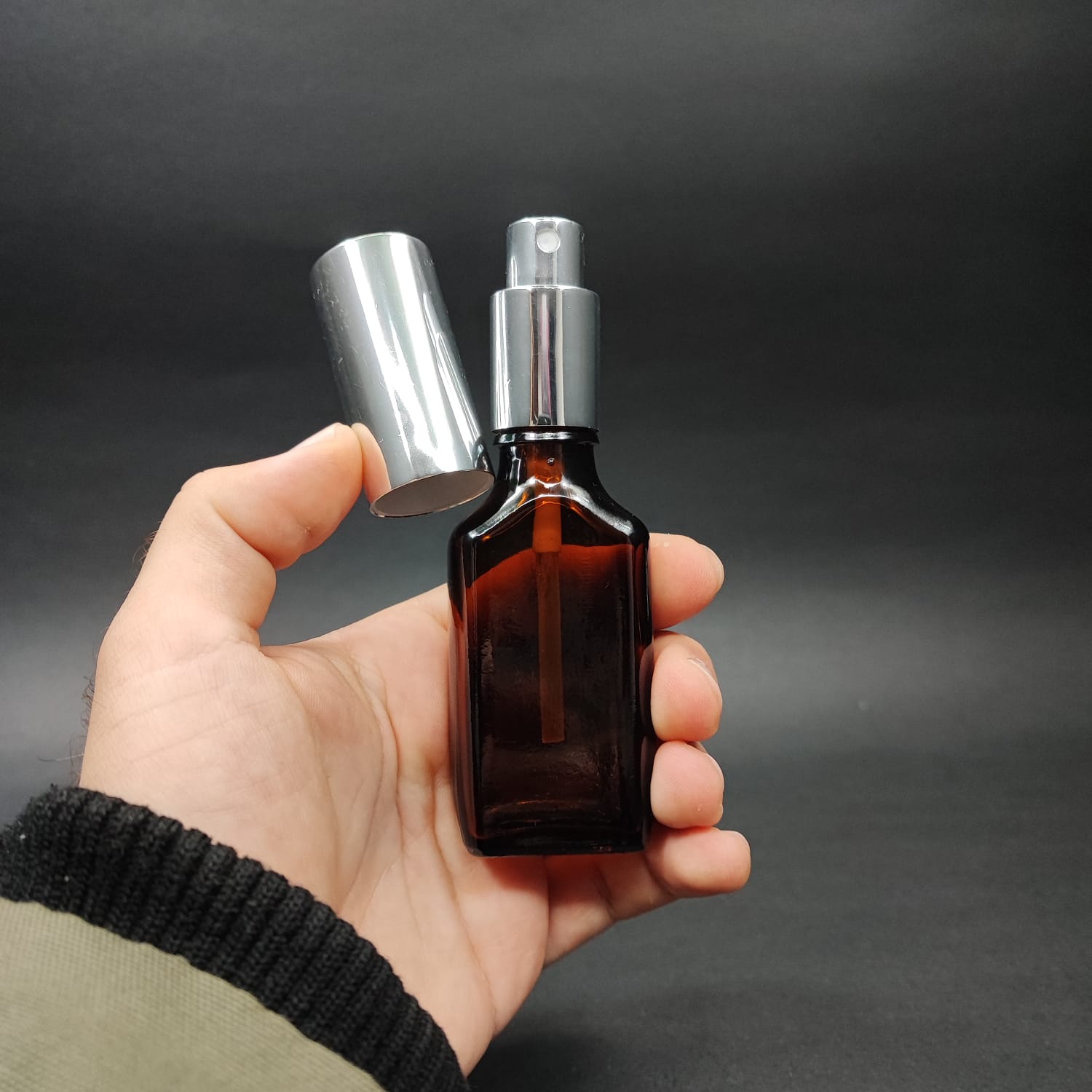 30 ML LÜKS VİDALI VALF ÇEVİRME PARFÜM ŞİŞELERİ - 30 CC AMBER YASSI CAM ŞİŞE - GÜMÜŞ METAL SPREYLİ KAPAKLI SET
