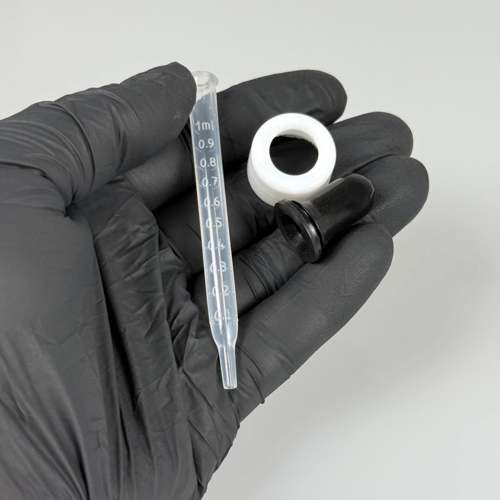 18 MM PLASTİK DAMLALIKLI TAKIM - SİYAH EMZİK +  DELİKLİ PLASTİK DÜZ BEYAZ KAPAK + 77 MM PLASTİK PİPET