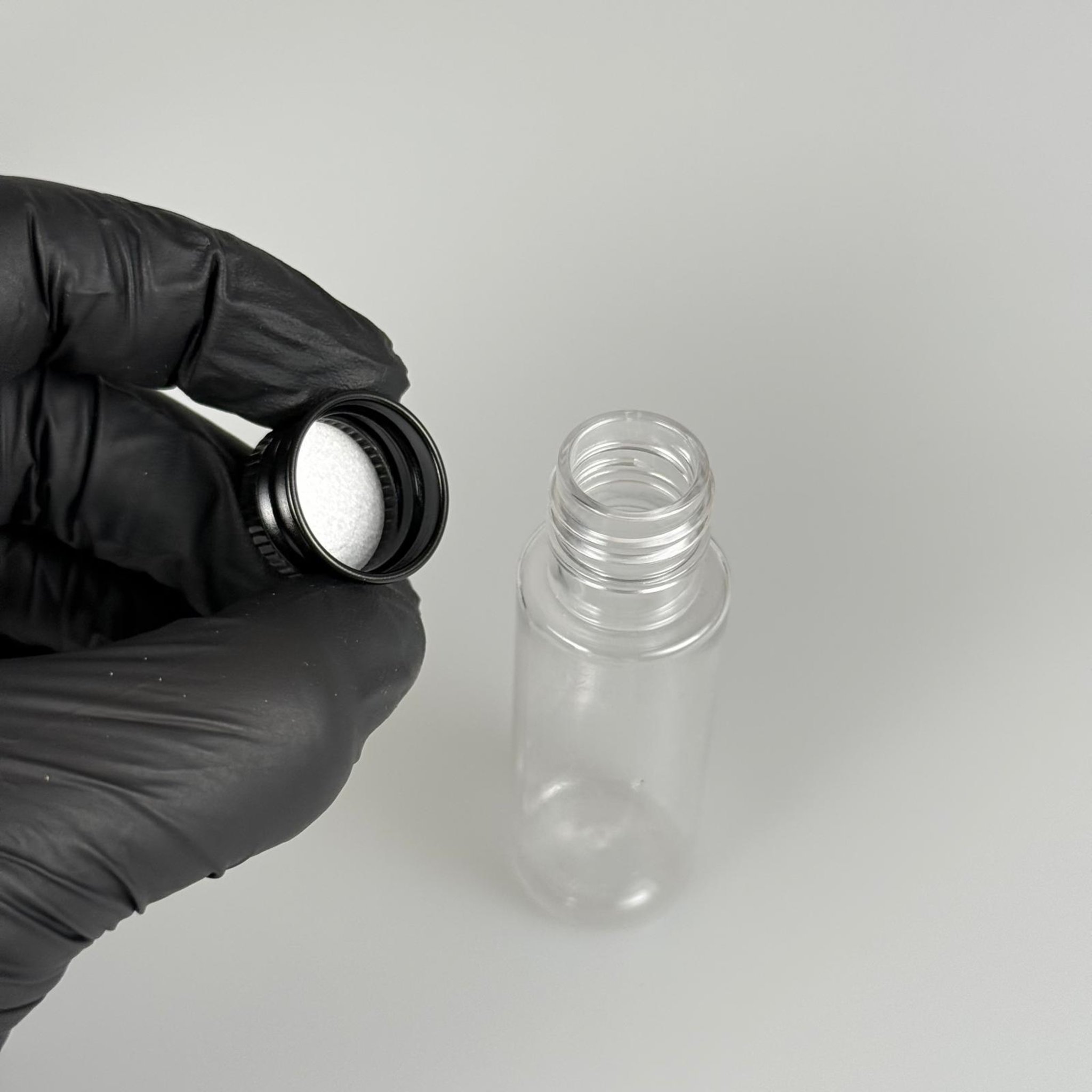 20 CC ŞEFFAF PET ŞİŞE + KÖPÜK CONTALI SİYAH ALÜMİNYUM METAL KAPAKLI TAKIM - 20 ML PLASTİK ŞİŞE