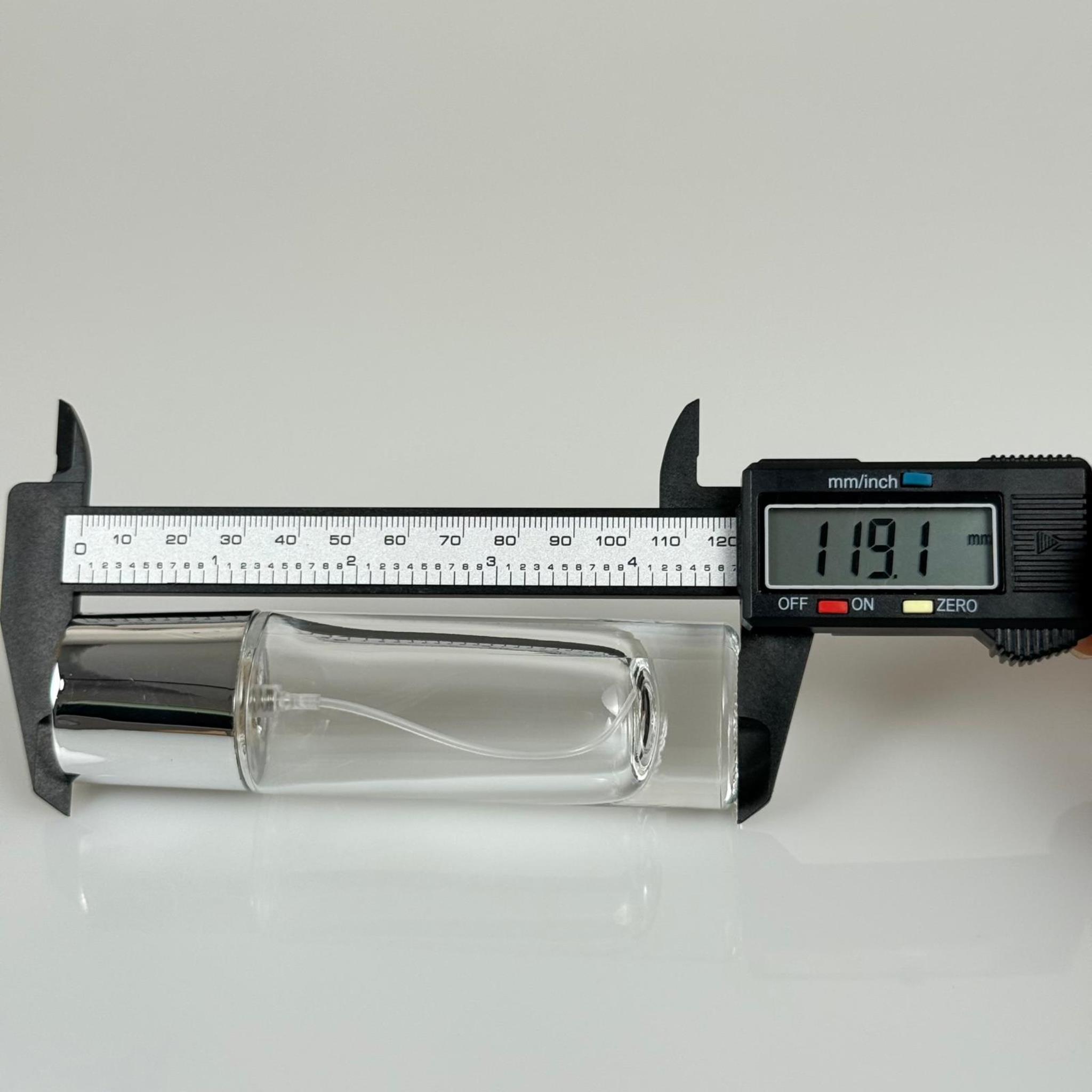 30 ML SİLİNDİR UZUN MODEL PARFÜM ŞİŞESİ - GÜMÜŞ METAL SPREYLİ + GÜMÜŞ GENİŞ KAPAKLI (AĞIZ 15 MM GEÇME KOLAY KAPAMA)