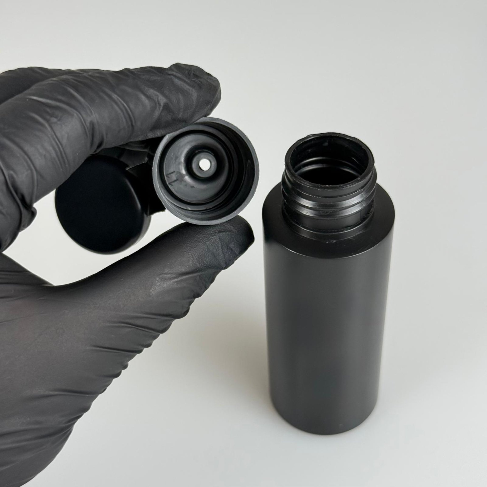 50 CC SİYAH POLİETİLEN ŞAMPUAN ŞİŞESİ -  50 ML SİYAH FLİPTOP KAPAKLI