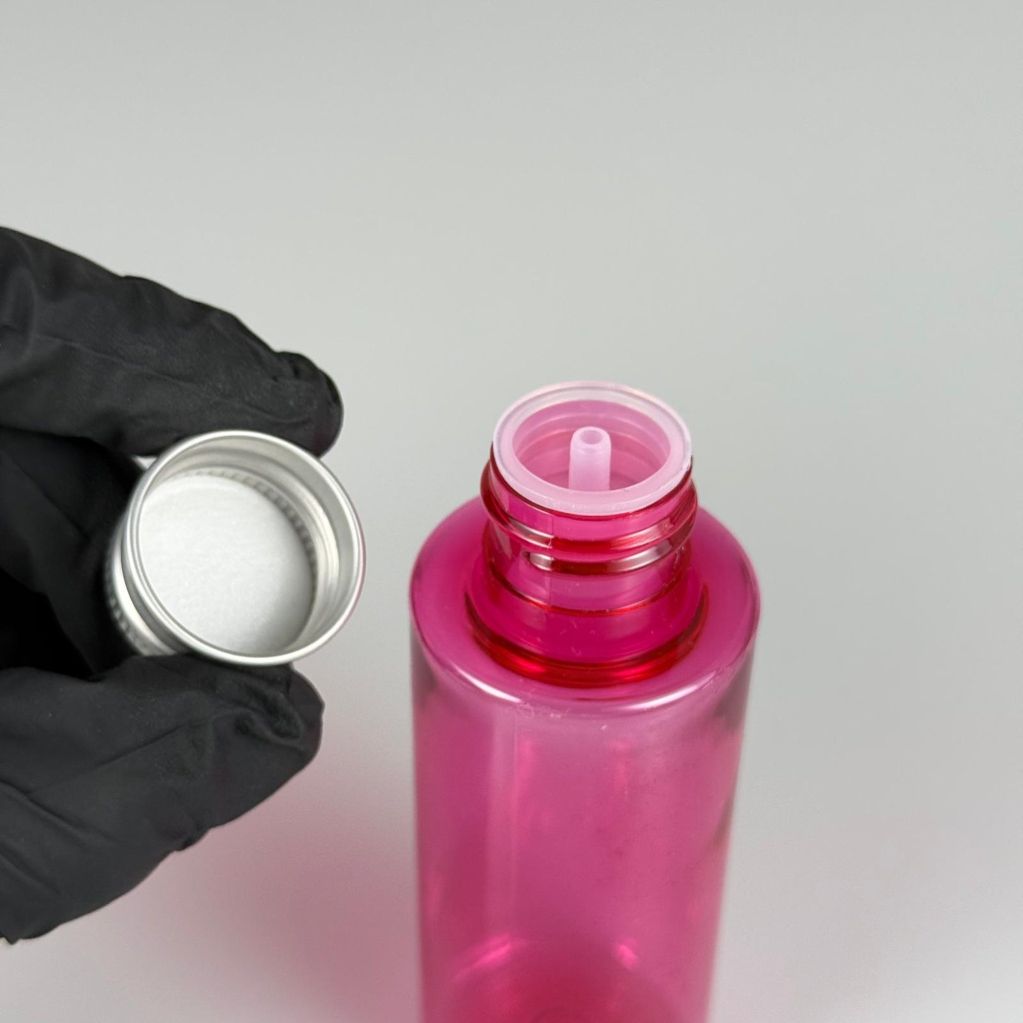 100 CC PEMBE SİLİNDİR KESKİN KÜT MODEL SERT PET ŞİŞE (17 GR - 24 AĞIZ ) + KÖPÜK CONTALI GÜMÜŞ METAL ALÜMİNYUM KAPAK + KOLONYA TIPALI TAKIM - 100 ML KAPAKLI PEMBE PET ŞİŞELER