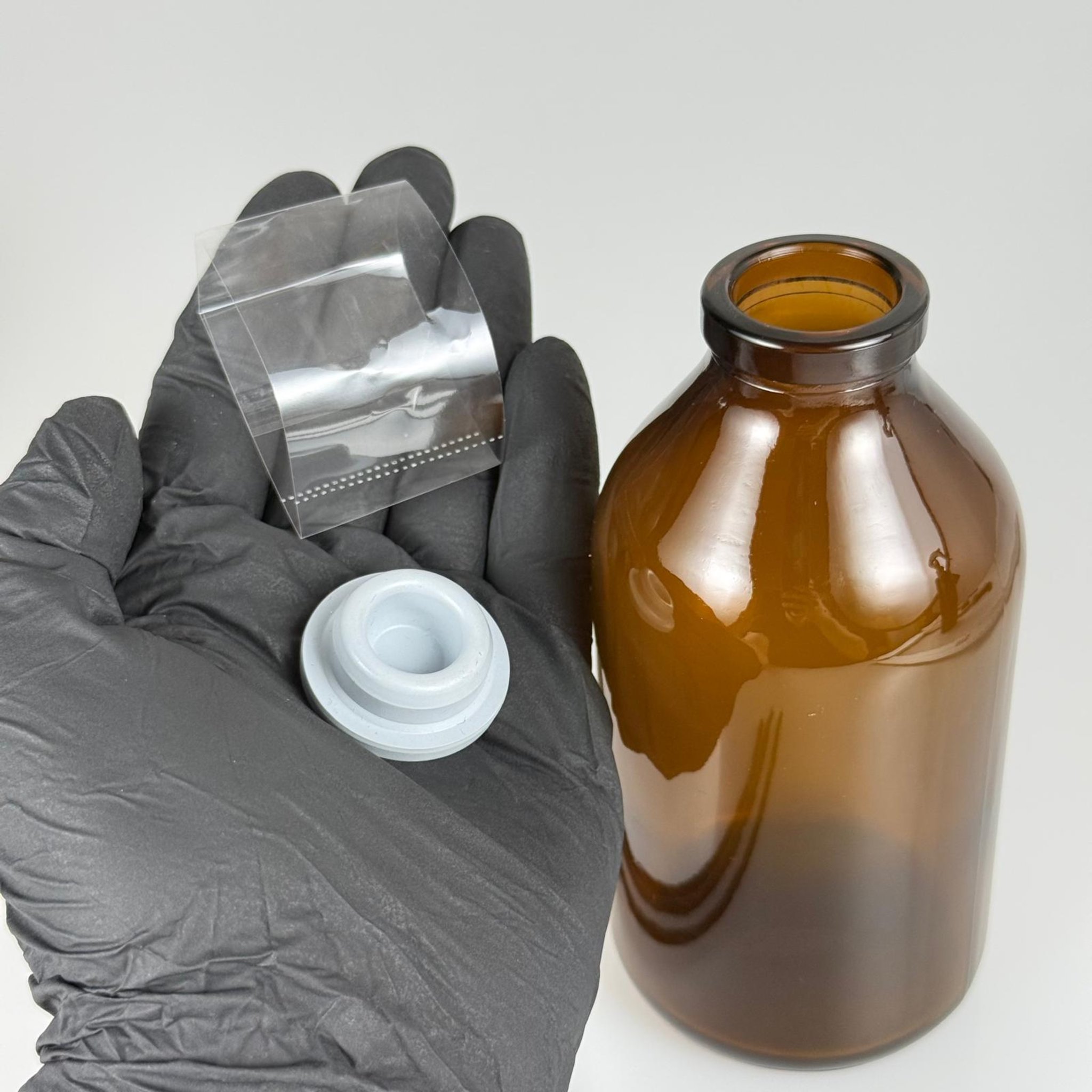 DİFFUSER BAMBU ODA KOKUSU ŞEŞELERİ - 250 CC AMBER KAHVERENGİ SERUM ŞİŞE + KAUÇUK BUTİL TAPA (32 AĞIZ) + EMNİYET BANDI (ISI TABANCASI İLE UYGULANIR) + 3 ADET SİYAH (24 CM) FİBER BAMBU ÇUBUK