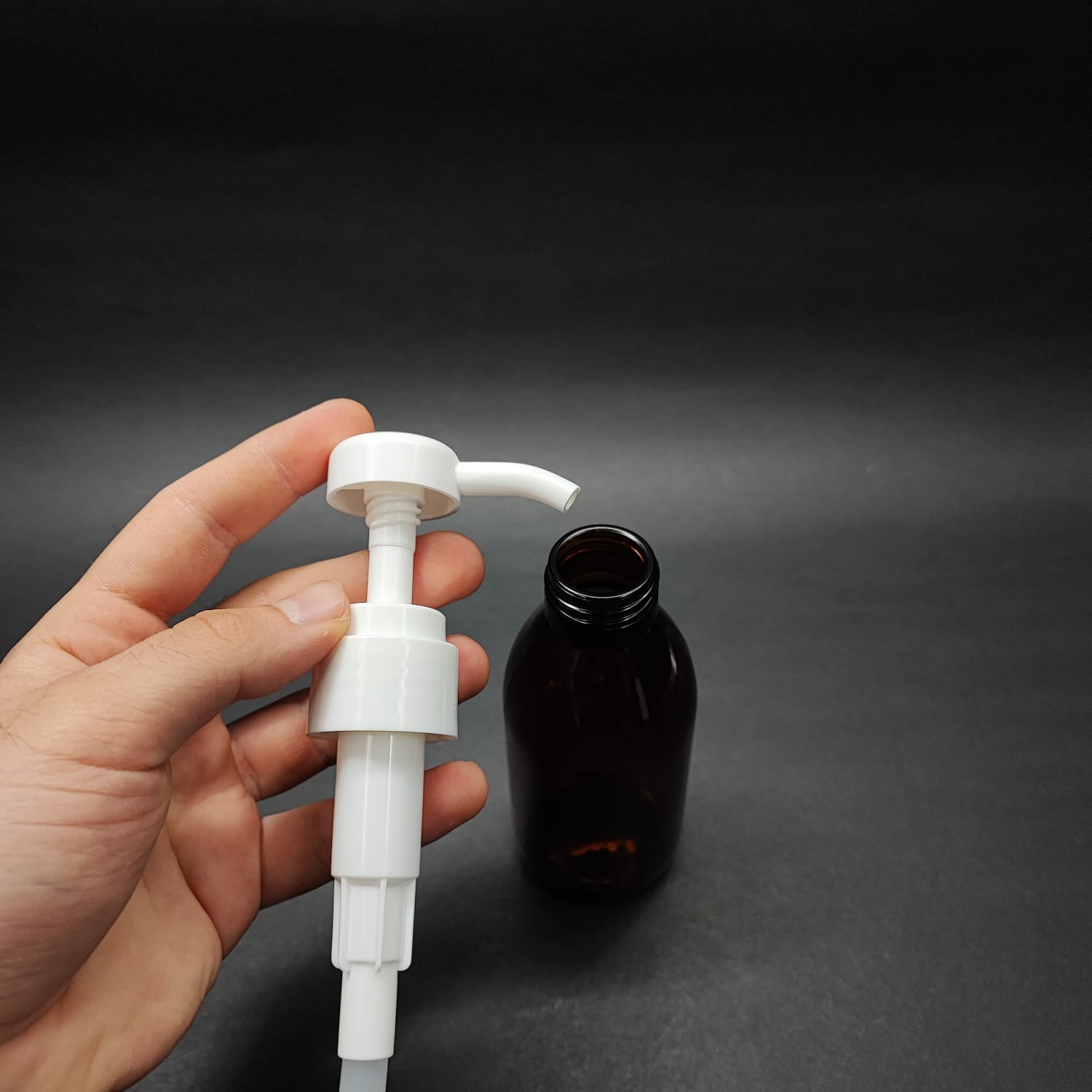 150 CC AMBER CAM ŞİŞE - BEYAZ DOZAJ POMPALI (HER BASMADA 4 CC SIVI ATAR) - 150 ML POMPALI ŞİŞE - ŞURUP, ŞAMPUAN, KREM GİBİ YOĞUN KIVAMLI SIVILARDA KULLANILIR