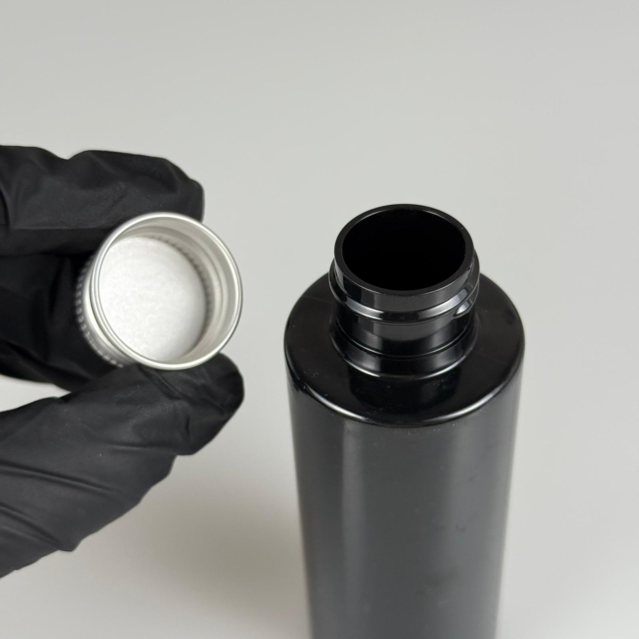 100 CC SİYAH SİLİNDİR KESKİN KÜT MODEL SERT PET ŞİŞE ( 17 GR - 24 AĞIZ ) + KÖPÜK CONTALI GÜMÜŞ METAL ALÜMİNYUM KAPAK TAKIM - 100 ML KAPAKLI SİYAH PLASTİK ŞİŞELER