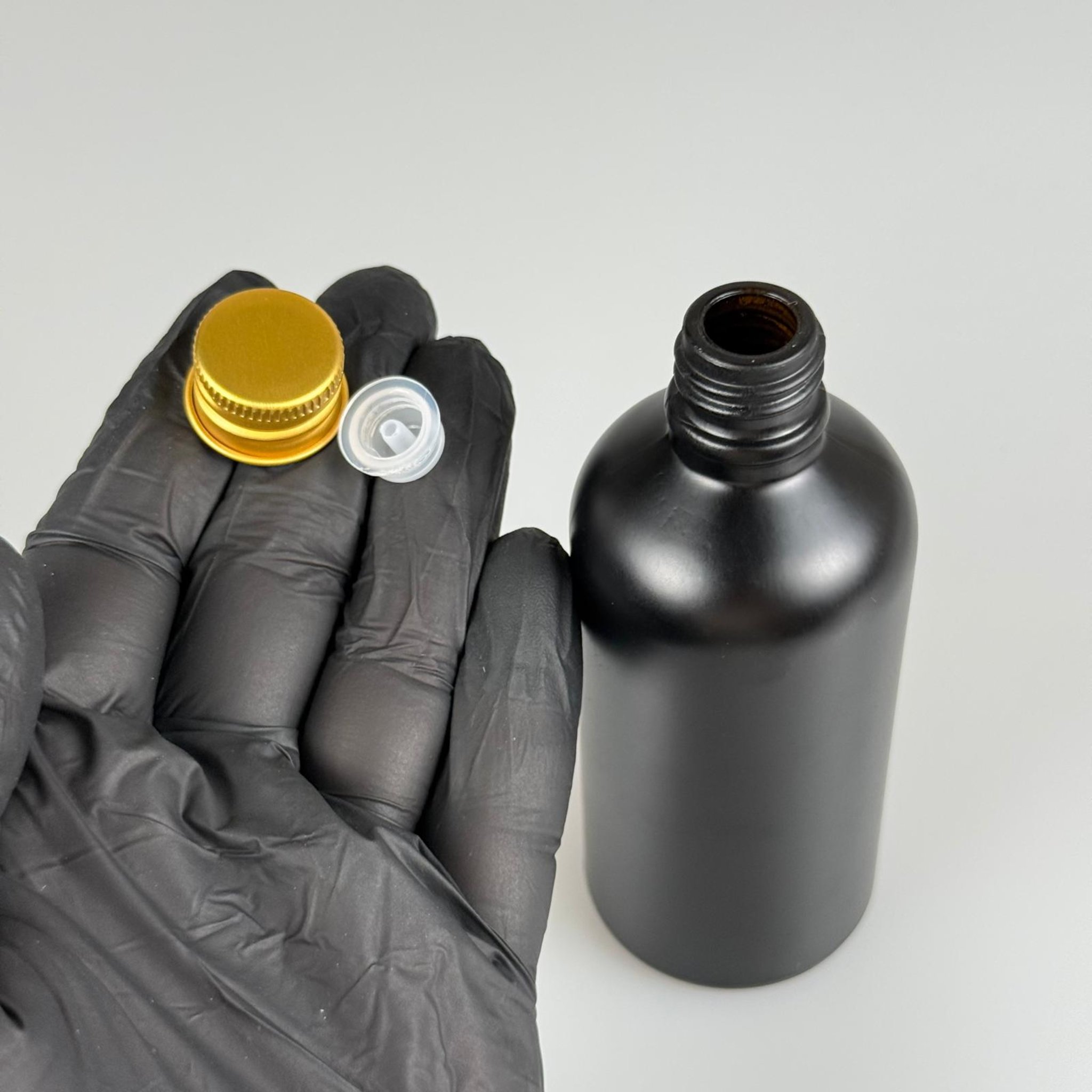 100 CC MAT SİYAH CAM ŞİŞE + KÖPÜK CONTALI GOLD ALÜMİNYUM METAL KAPAKLI + DAMLALIKLI KOLONYA TIPALI TAKIM - 100 ML MAT SİYAH CAM ŞİŞE