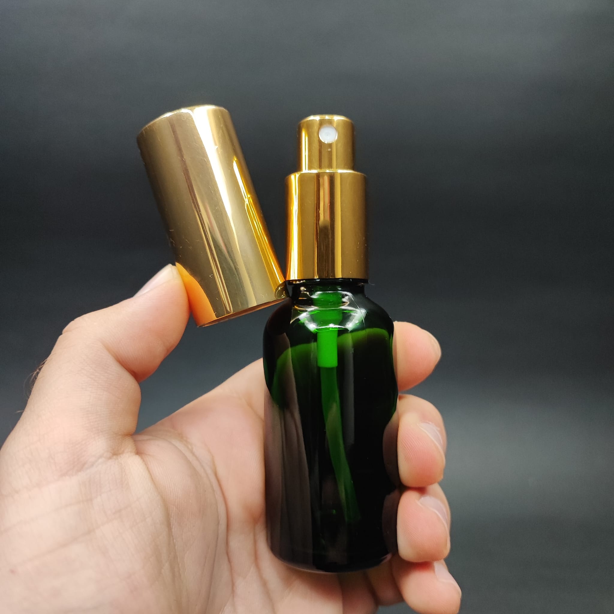 30 ML LÜKS VİDALI VALF ÇEVİRME PARFÜM ŞİŞELERİ - 30 CC YEŞİL CAM ŞİŞE - GOLD METAL SPREYLİ KAPAKLI SET