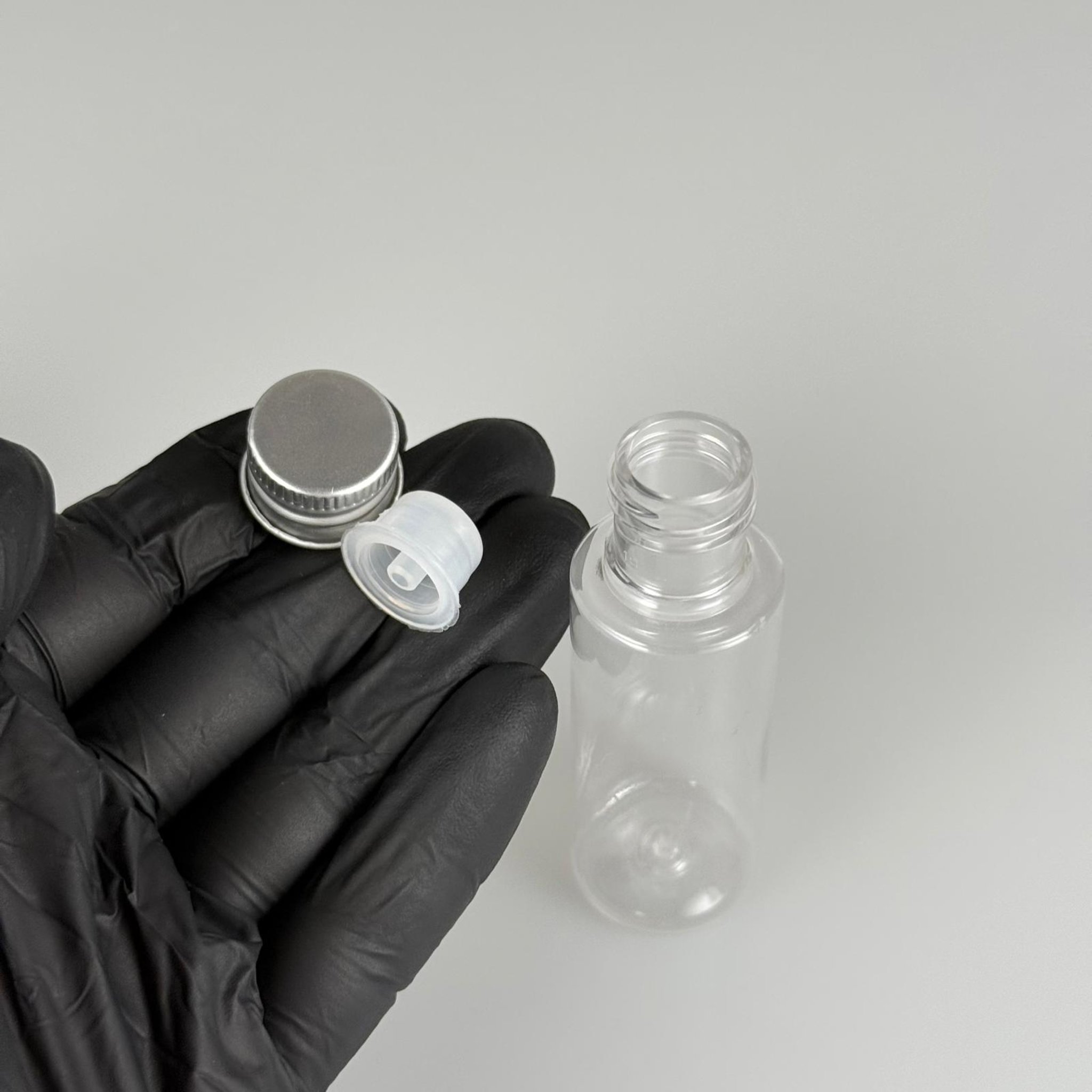 30 CC ŞEFFAF SİLİNDİR UZUN MODEL PET ŞİŞE + KÖPÜK CONTALI GÜMÜŞ ALÜMİNYUM METAL KAPAKLI + DAMLALIKLI KOLONYA TIPALI TAKIM - 30 ML PLASTİK ŞİŞE