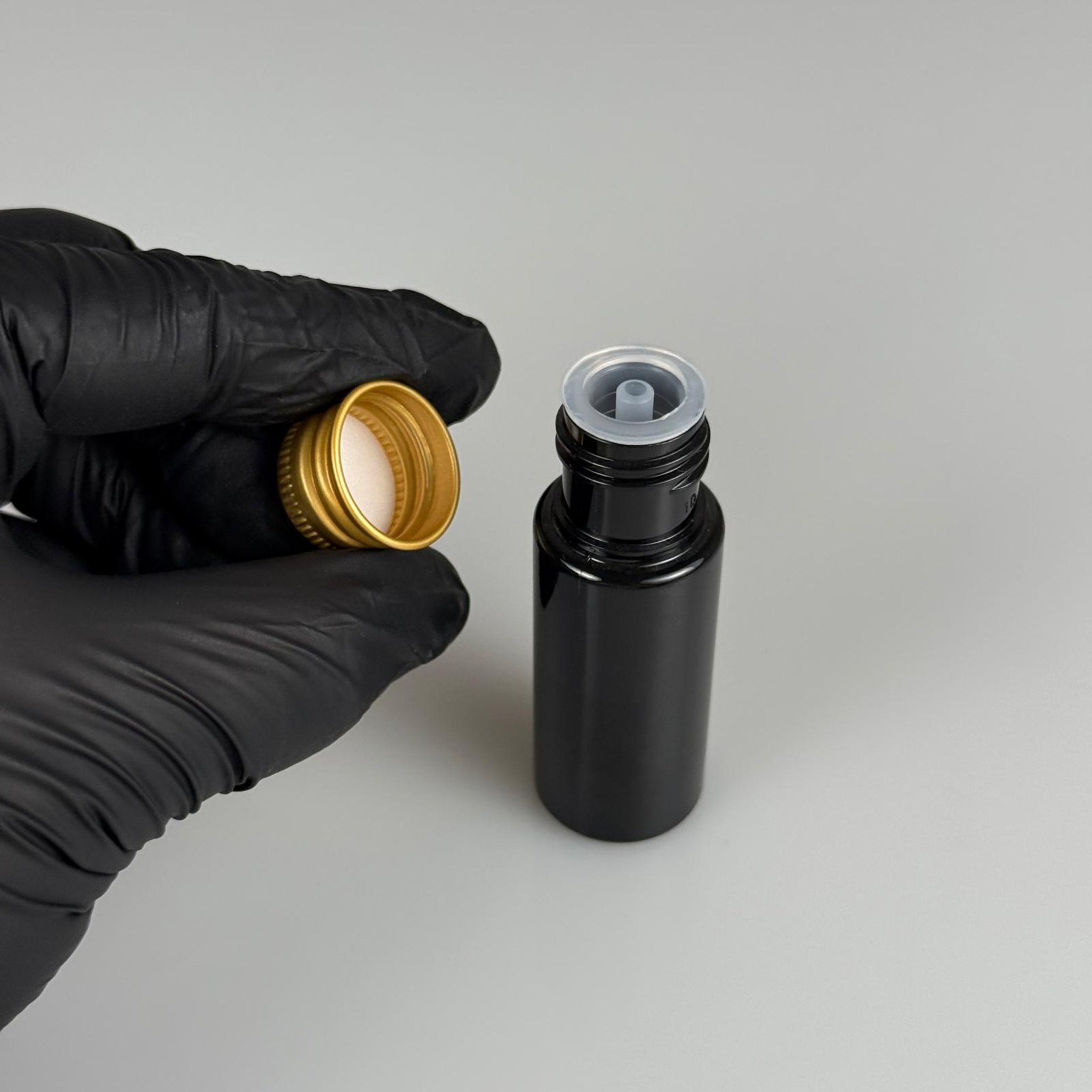 15 CC SİYAH SİLİNDİR PET ŞİŞE + KÖPÜK CONTALI GOLD ALÜMİNYUM METAL KAPAKLI + DAMLALIKLI KOLONYA TIPALI TAKIML - 15 ML SİYAH PET ŞİŞE