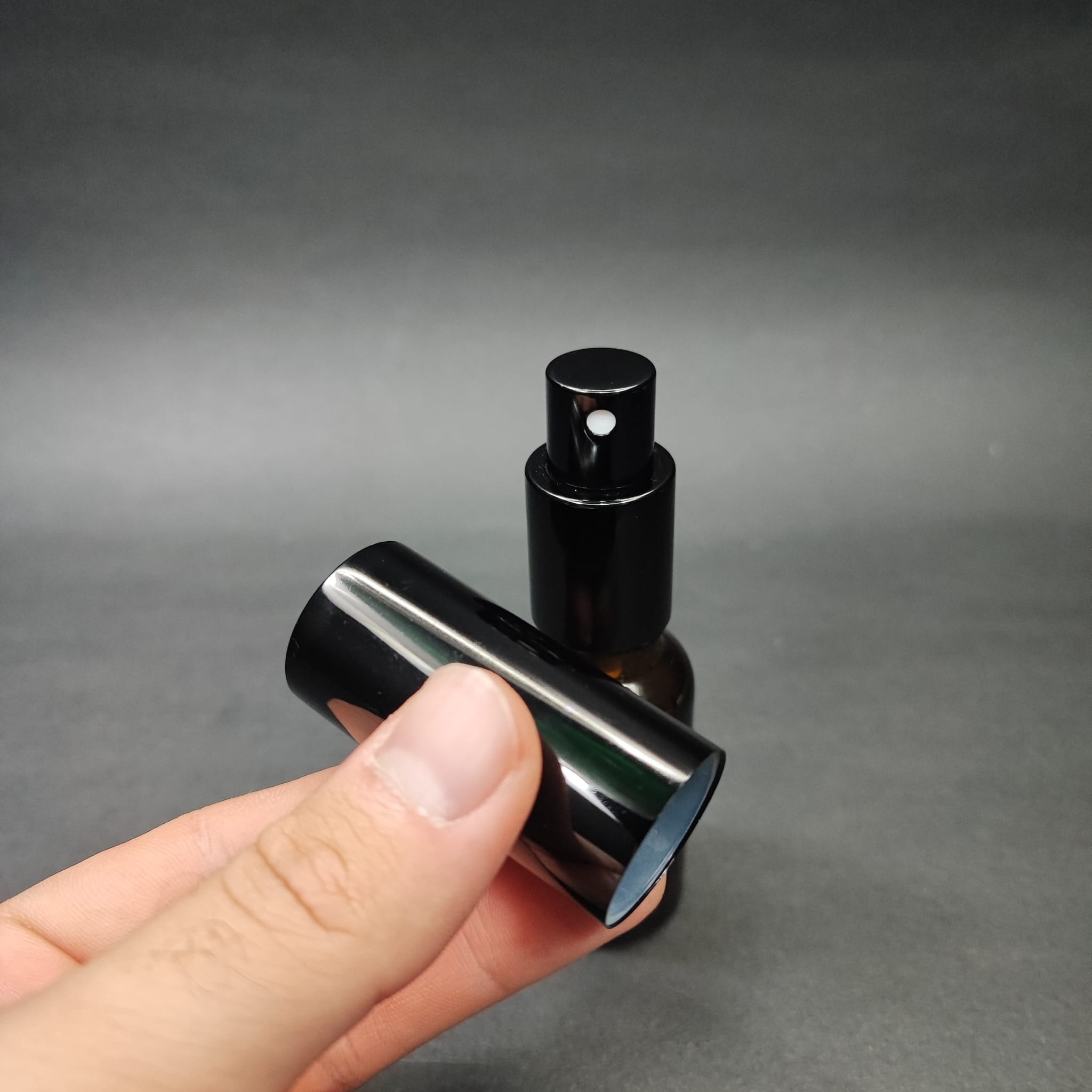 20 ML LÜKS VİDALI VALF ÇEVİRME PARFÜM ŞİŞELERİ - 20 CC AMBER CAM ŞİŞE - SİYAH METAL SPREYLİ KAPAKLI SET