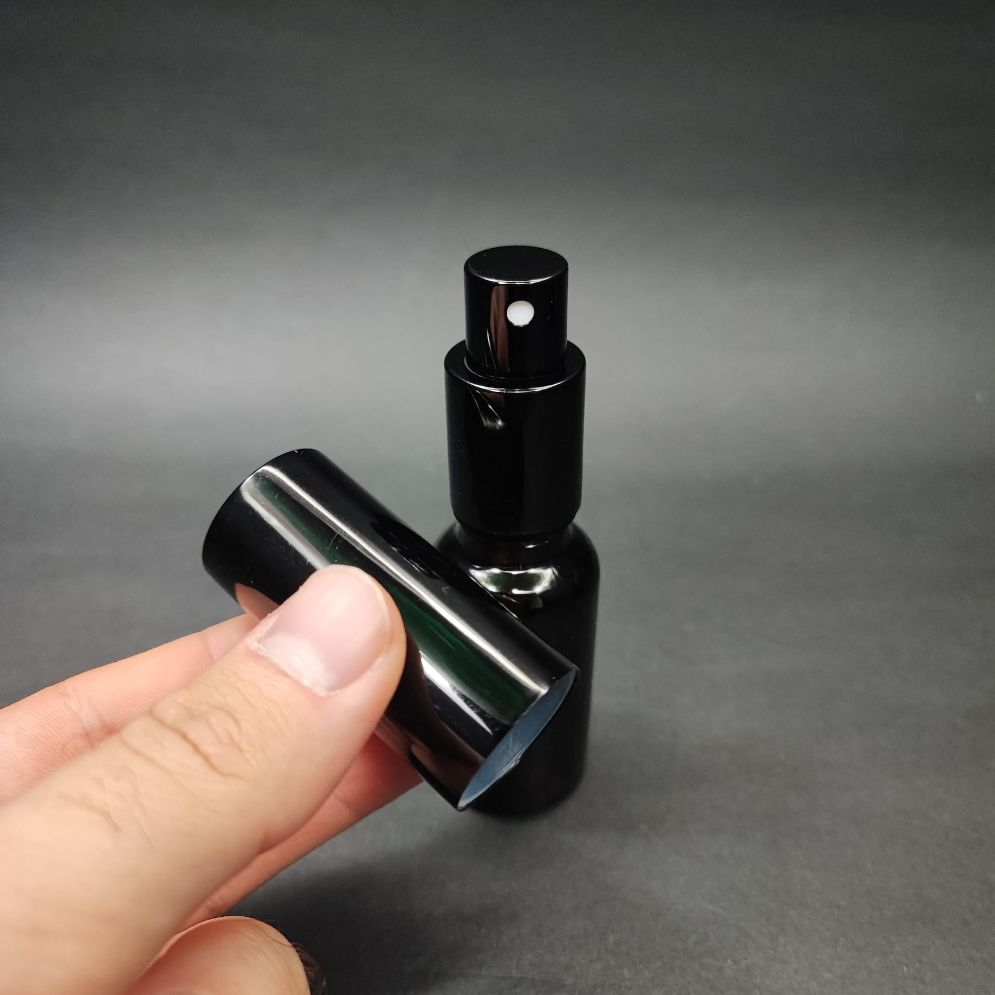 20 ML LÜKS VİDALI VALF ÇEVİRME PARFÜM ŞİŞELERİ - 20 CC KOYU AMBER CAM ŞİŞE - SİYAH METAL SPREYLİ KAPAKLI SET