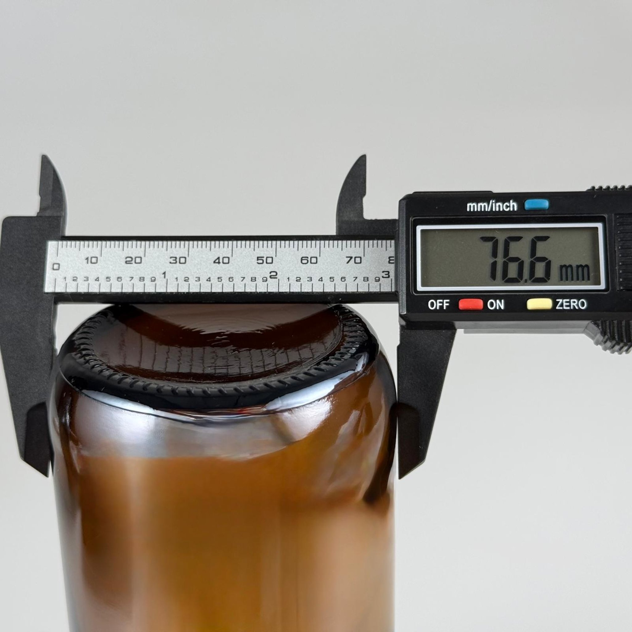 500 CC AMBER TOMBUL ÖZEL SERİ CAM ŞİŞE + ALÜMİNYUM KAPLAMALI GÜMÜŞ KAPAKLI + KÖR TIPALI TAKIM - 500 ML KAHVERENGİ CAM ŞİŞE