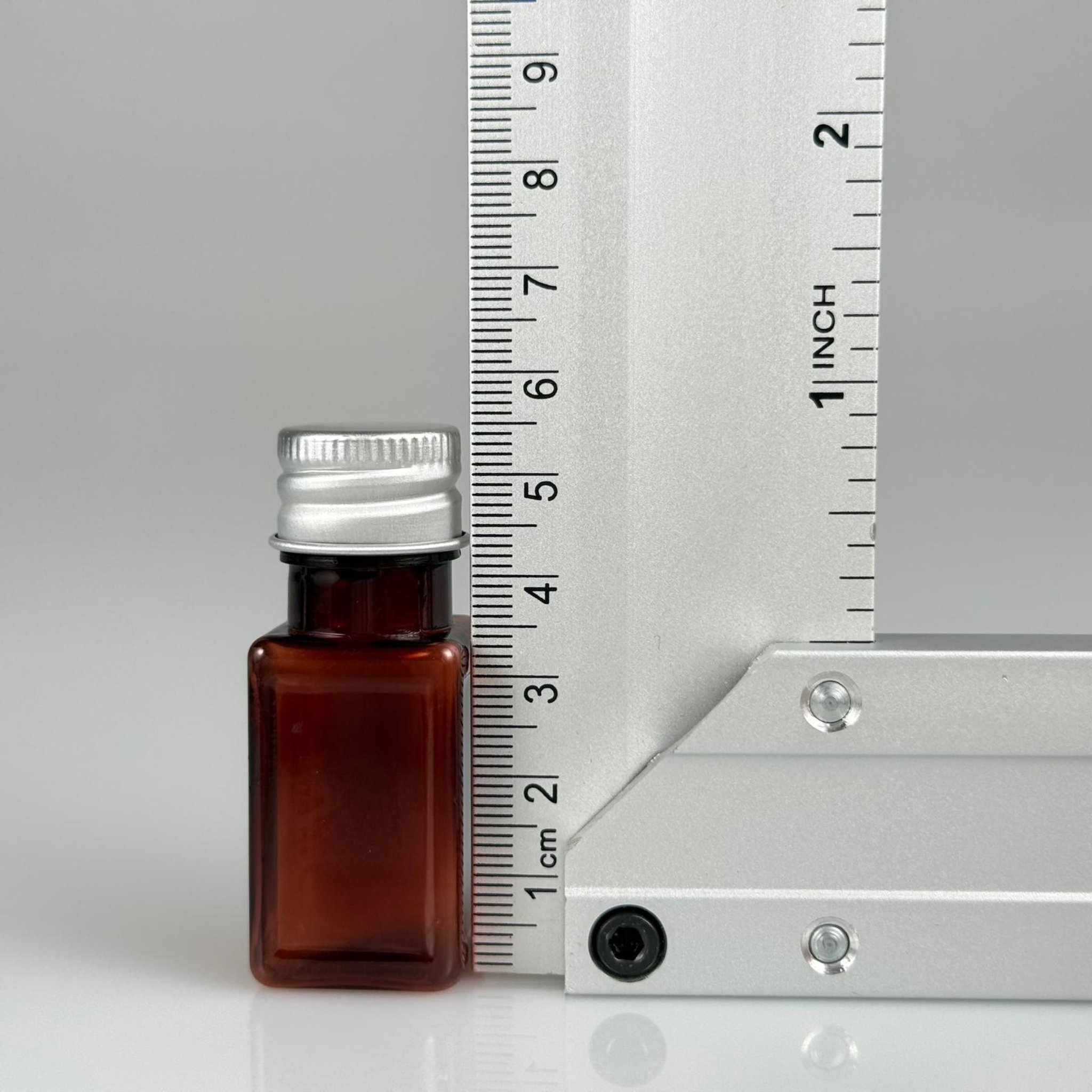 10 CC AMBER KARE PET SHOT ŞİŞE - KÖPÜK CONTALI GÜÜMŞ ALÜMİNYUM METAL KAPAKLI + DAMLALIKLI KOLONYA TIPALI TAKIM - 10 ML KAHVERENGİ PLASTİK ŞİŞE
