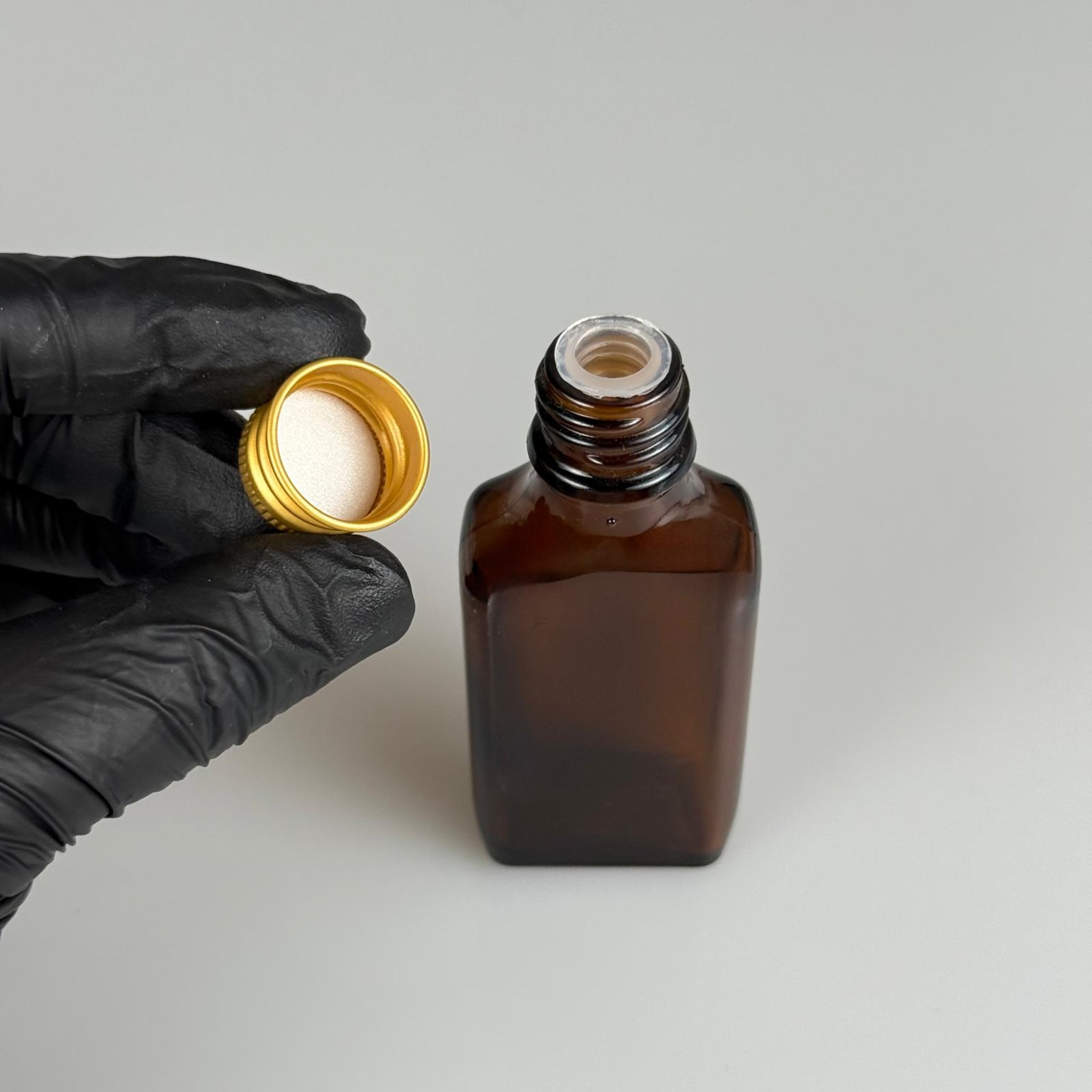 30 CC AMBER YASSI CAM ŞİŞE + GOLD ALÜMİNYUM METAL KAPAKLI + KÖR TIPALI TAKIM - 30 ML KAHVERENGİ CAM ŞİŞE