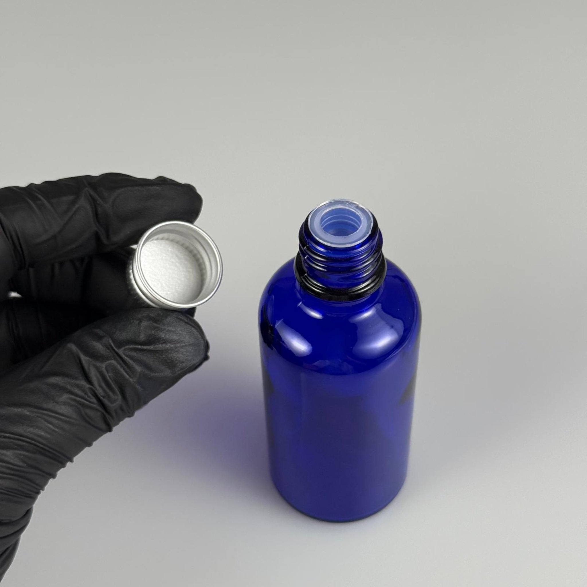 50 CC MAVİ CAM ŞİŞE + KÖPÜK CONTALI GÜMÜŞ ALÜMİNYUM METAL KAPAKLI + KÖR TIPALI TAKIM - 50 ML MAVİ CAM ŞİŞE