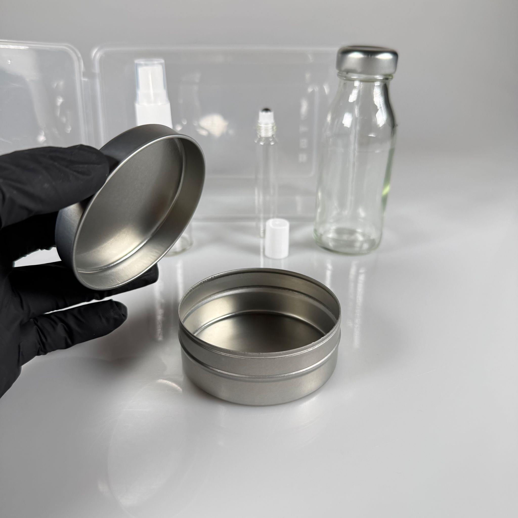 HAC, UMRE İÇİN AMBALAJ SETİ STANDART - 100 ML KAPAKLI METAL HURMA KUTUSU + 100 ML KAPAKLI CAM ZEMZEM ŞİŞESİ + 50 ML SPREYLİ CAM GÜLSUYU ŞİŞESİ + 10 ML ROLL-ON CAM KOKU ŞİŞESİ + PLASTİK SAKLAMA KABI TAKIM