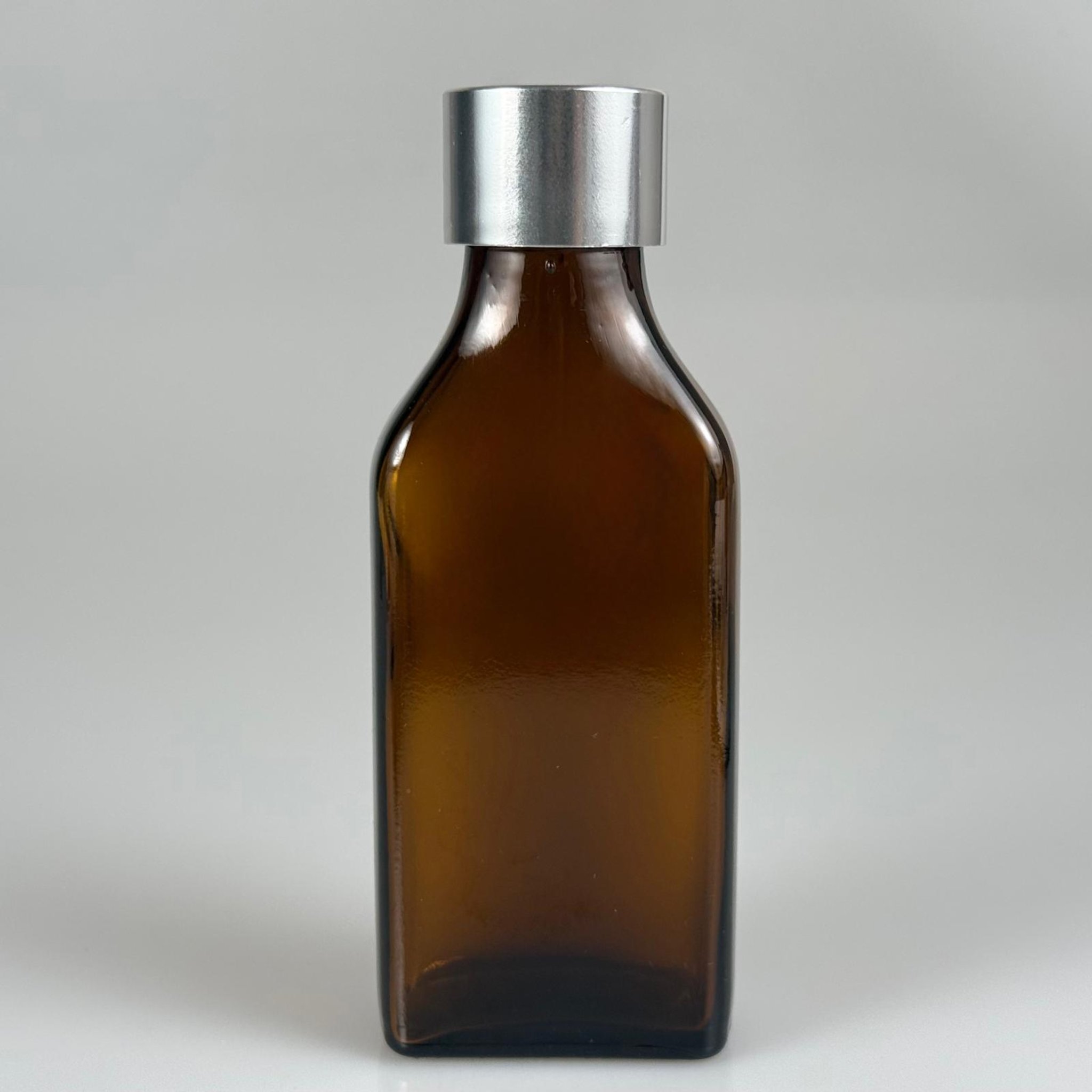 100 CC AMBER YASSI CAM ŞİŞE + ALÜMİNYUM KAPLAMALI GÜMÜŞ KAPAKLKI TAKIM - 100 ML KAYVERENGİ CAM ŞİŞE