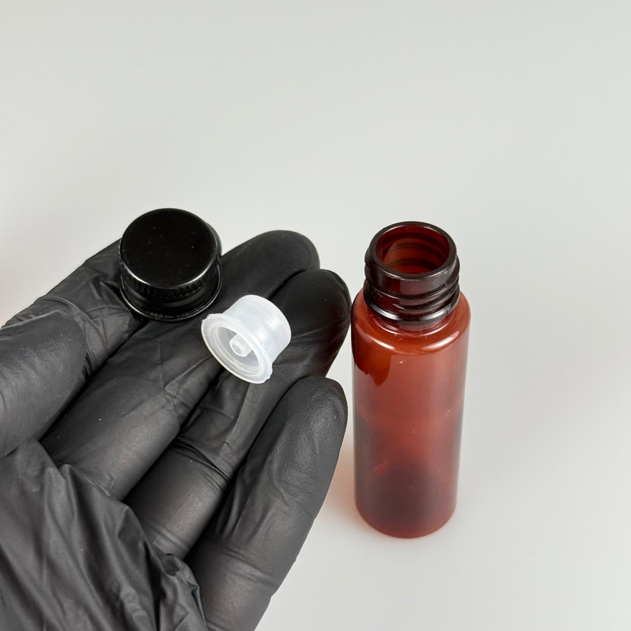 20 CC PET AMBER SHOT ŞİŞE - KÖPÜK CONTALI SİYAH ALÜMİNYUM METAL KAPAKLI + DAMLALIKLI KOLONYA TIPALI TAKIM - 20 ML KAHVERENGİ PLASTİK ŞİŞE