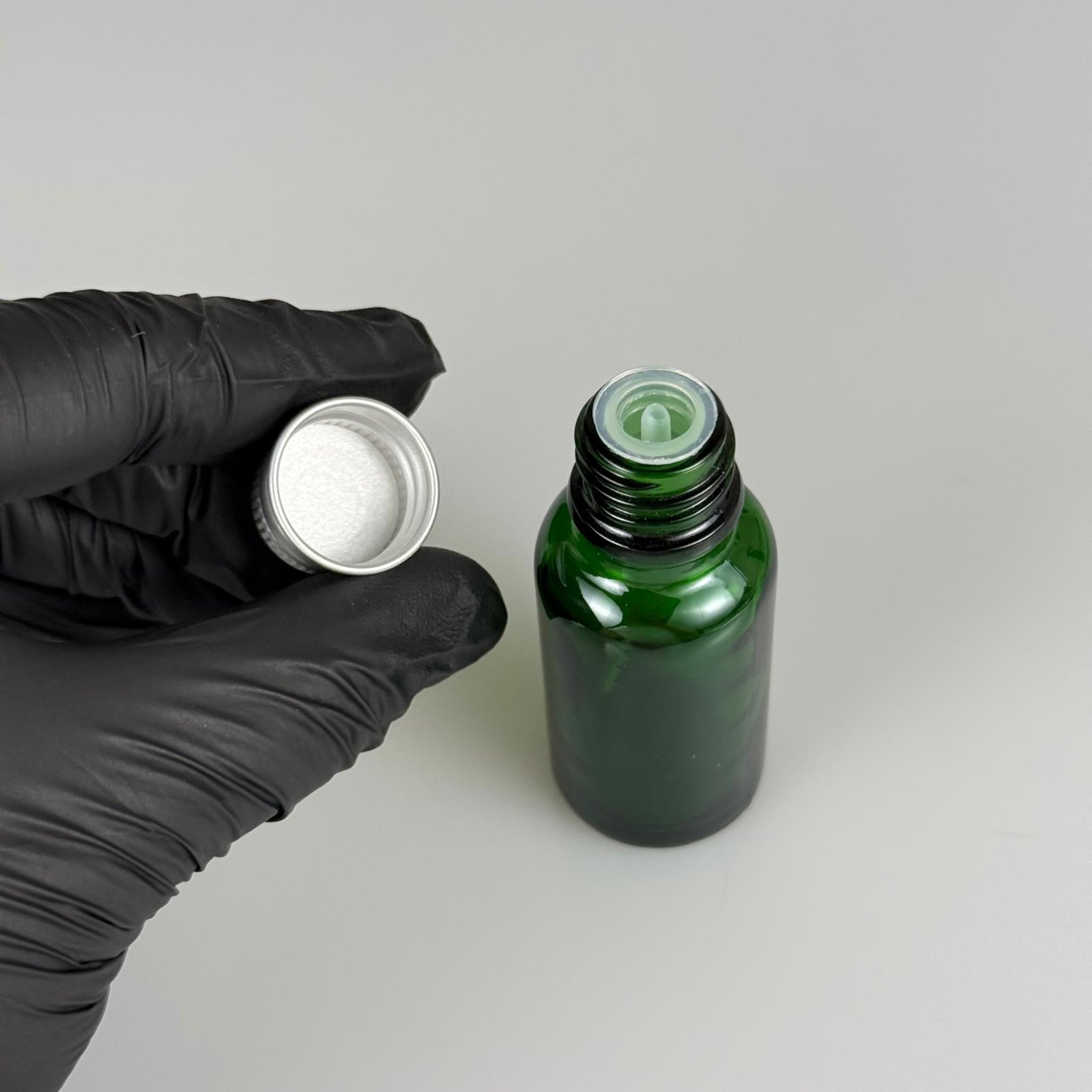 20 CC YEŞİL CAM ŞİŞE + KÖPÜK CONTALI GÜMÜŞ ALÜMİNYUM METAL KAPAKLI + KOLONYA TIPALI TAKIM - 20 ML YEŞİL CAM ŞİŞE