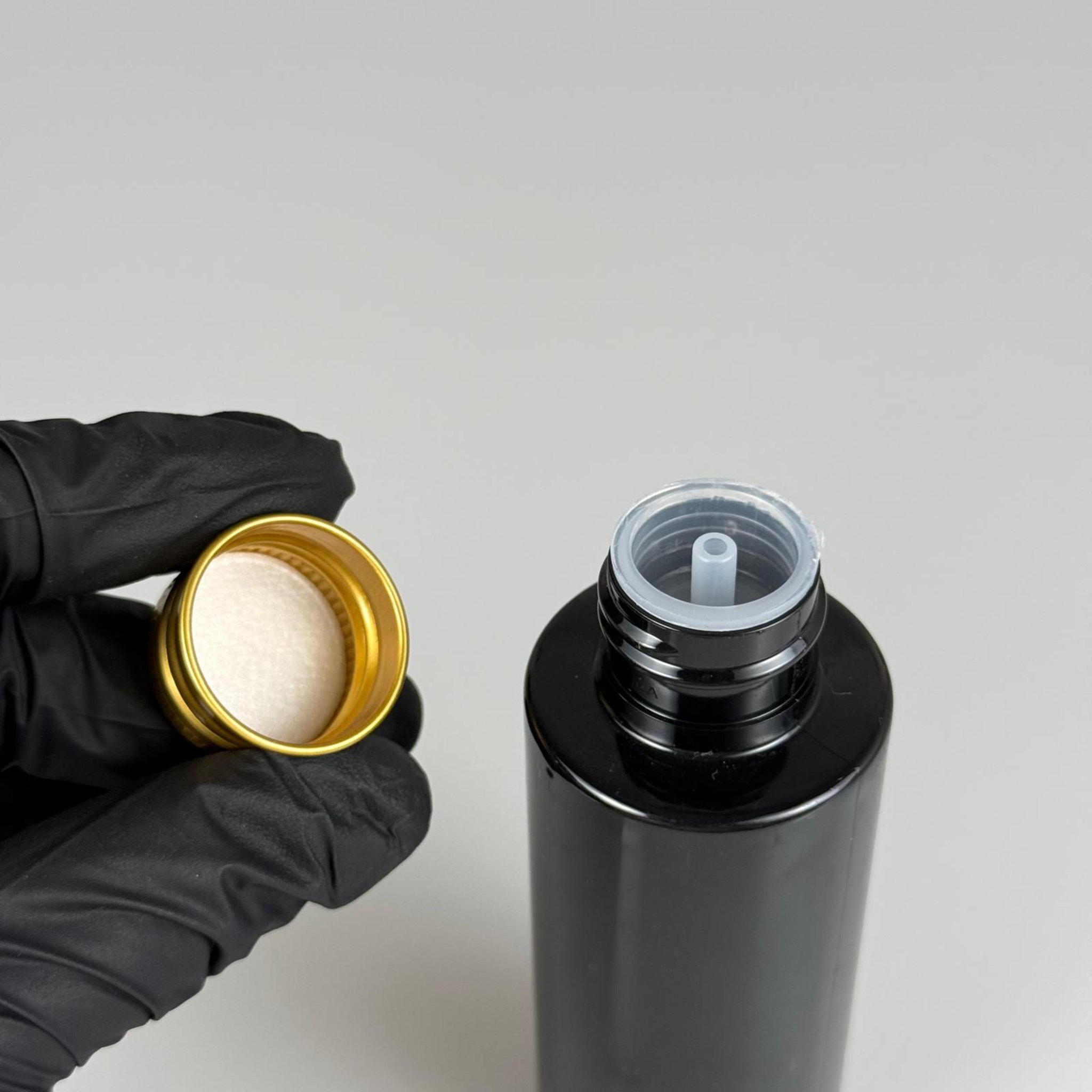100 CC SİYAH SİLİNDİR KESKİN KÜT MODEL SERT PET ŞİŞE ( 17 GR - 24 AĞIZ ) + KÖPÜK CONTALI GOLD METAL ALÜMİNYUM KAPAK + KOLONYA TIPALI TAKIM - 100 ML KAPAKLI SİYAH PLASTİK ŞİŞELER