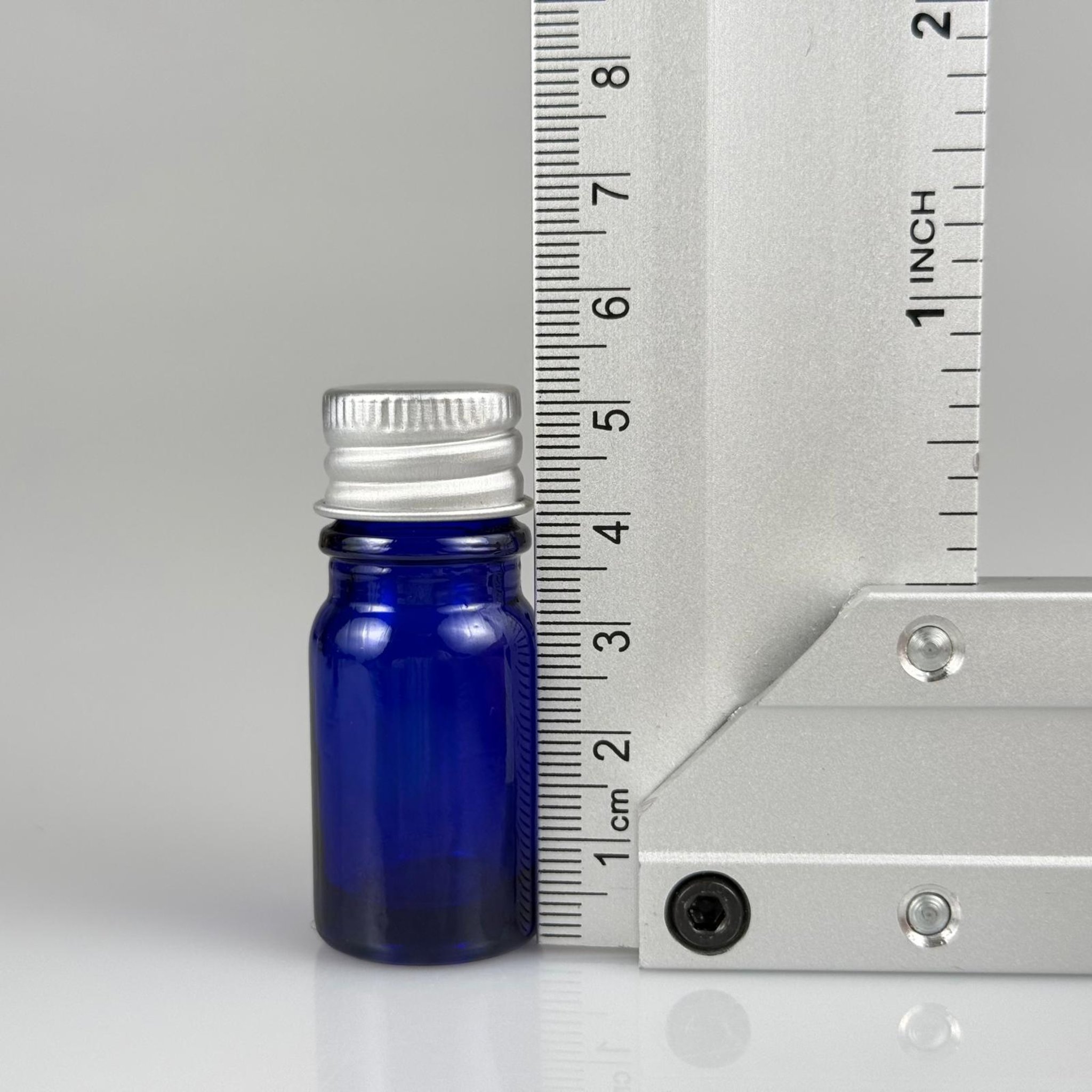 5 CC MAVİ CAM ŞİŞE + KÖPÜK CONTALI GÜMÜŞ ALÜMİNYUM METAL KAPAKLI + DAMLALIKLI KOLONYA TIPALI TAKIM - 5 ML MAVİ CAM ŞİŞE