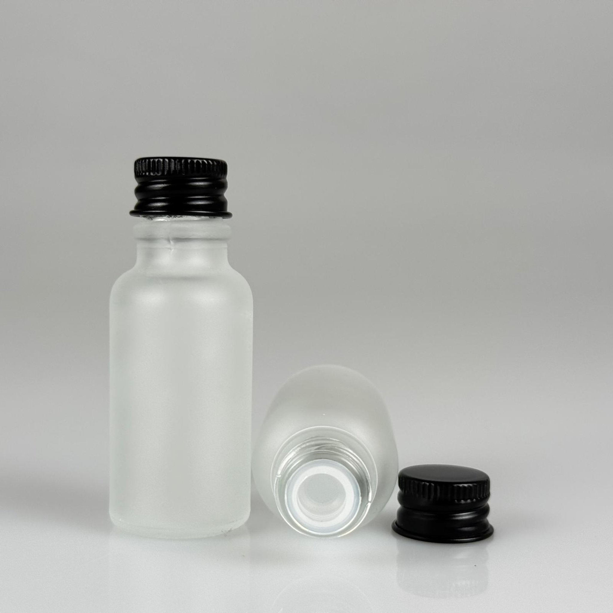 20 CC BUZLU CAM ŞİŞE + KÖPÜK CONTALI SİYAH ALÜMİNYUM METAL KAPAKLI + KÖR TIPALI TAKIM - 20 ML BUZLU CAM ŞİŞE