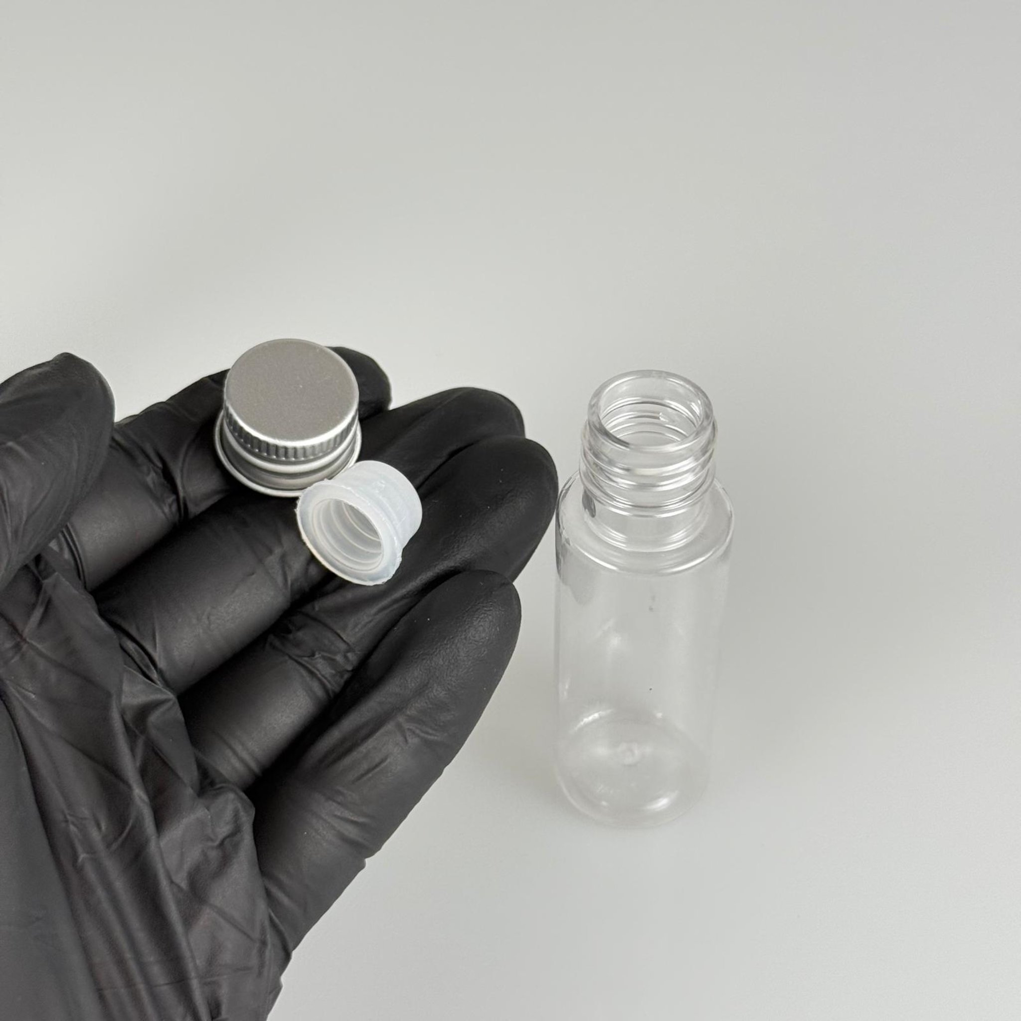 20 CC ŞEFFAF PET ŞİŞE + KÖPÜK CONTALI GÜMÜŞ ALÜMİNYUM METAL KAPAKLI + KÖR TIPALI TAKIM - 20 ML PLASTİK ŞİŞE