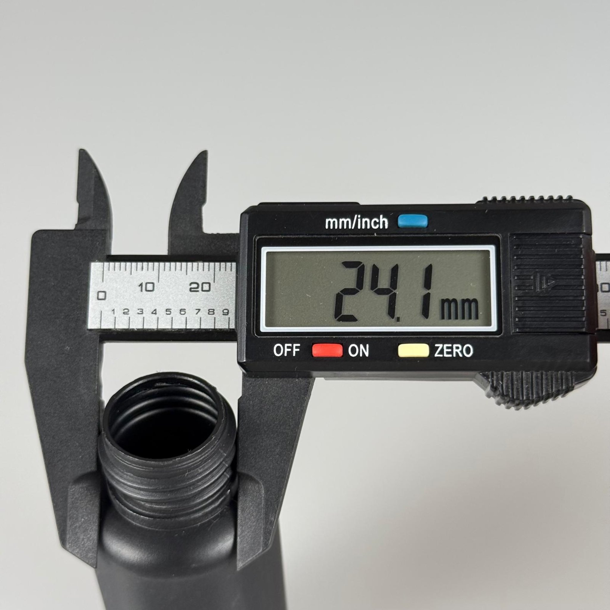 50 CC SİYAH ŞİŞE - POLİETİLEN 24 MM