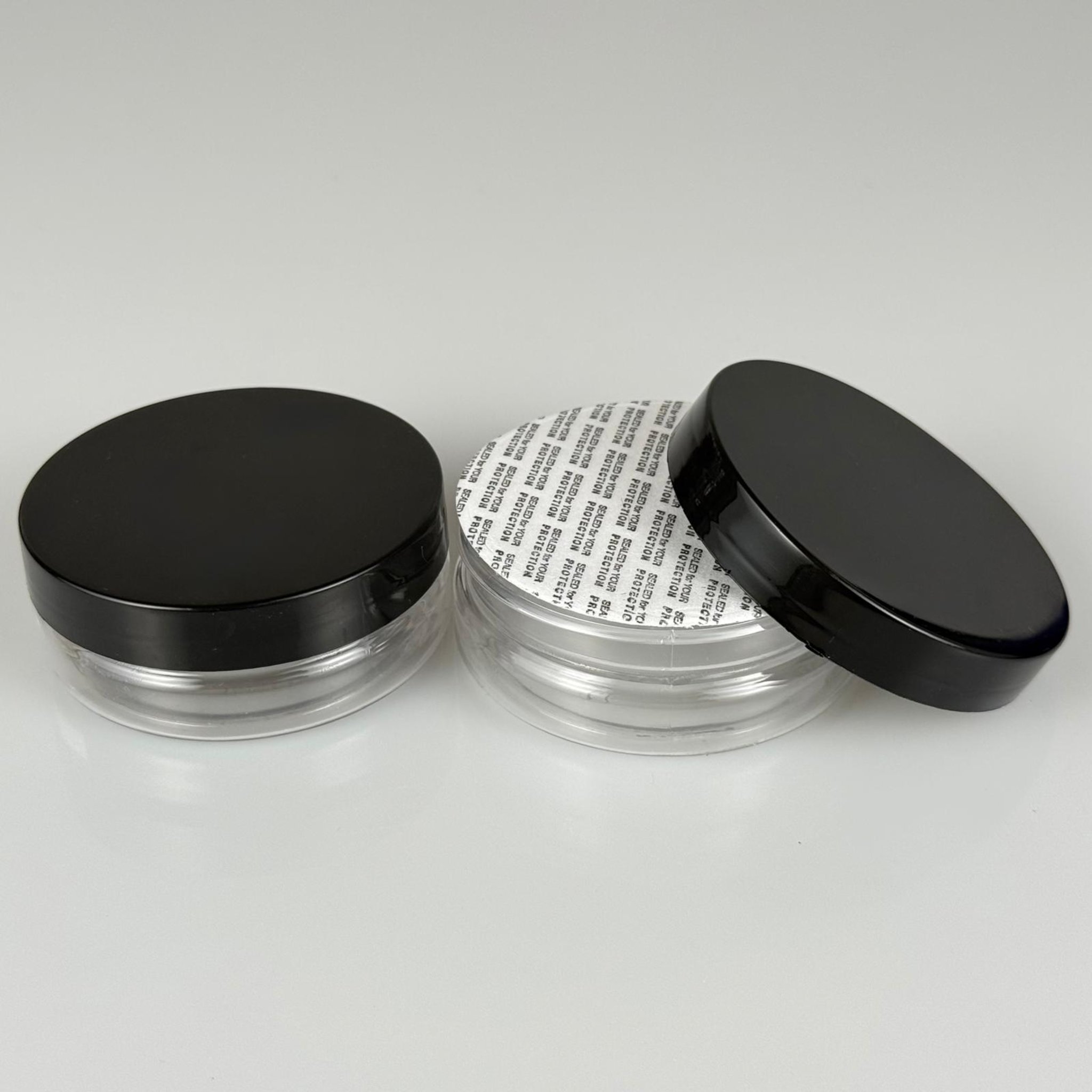 50 CC ŞEFFAF SERT PLASTİK KAVANOZ + SİYAH PLASTİK KAPAKLI + KENDİNDEN YAPIŞKANLI KÖPÜK CONTALI TAKIM - 50 ML PLASTİK KREM KAVANOZU