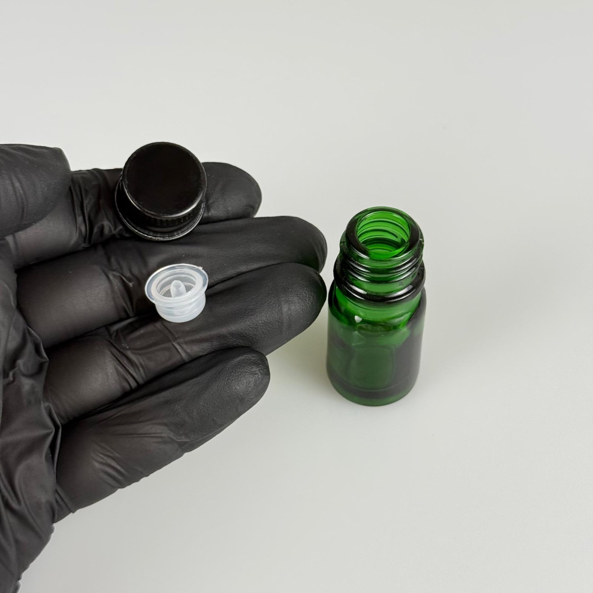 5 CC YEŞİL CAM ŞİŞE + KÖPÜK CONTALI SİYAH ALÜMİNYUM METAL KAPAKLI + DAMLALIKLI KOLONYA TIPALI TAKIM - 5 ML YEŞİL CAM ŞİŞE