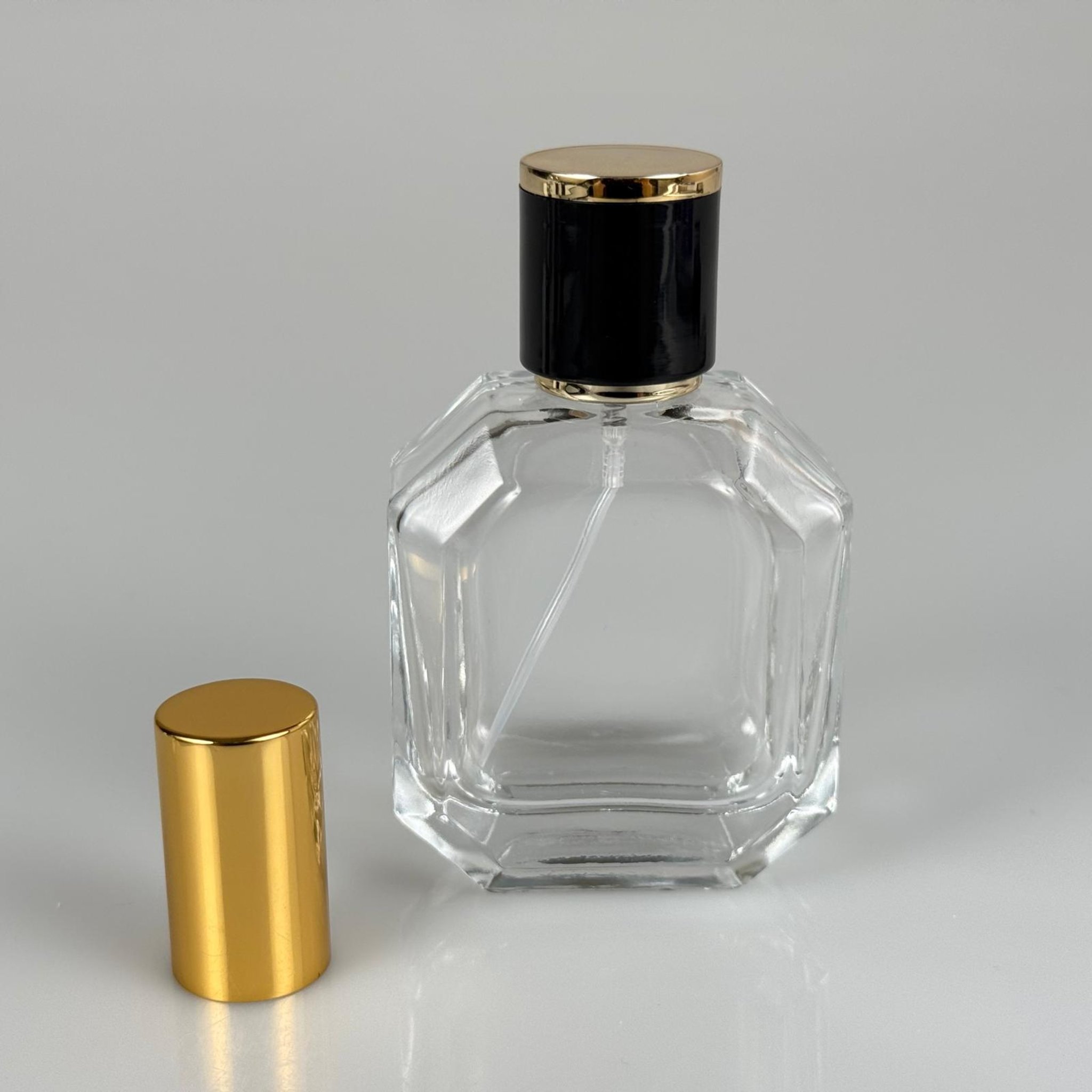 50 ML KAZABLANKA MODEL KÖŞELİ PARFÜM ŞİŞESİ + GOLD METALE METAL SPREY + SİYAHA GOLD POLO KAPAKLI SET (AĞIZ 13 MM VİDALI) TEKRAR DOLDURULABİLİR