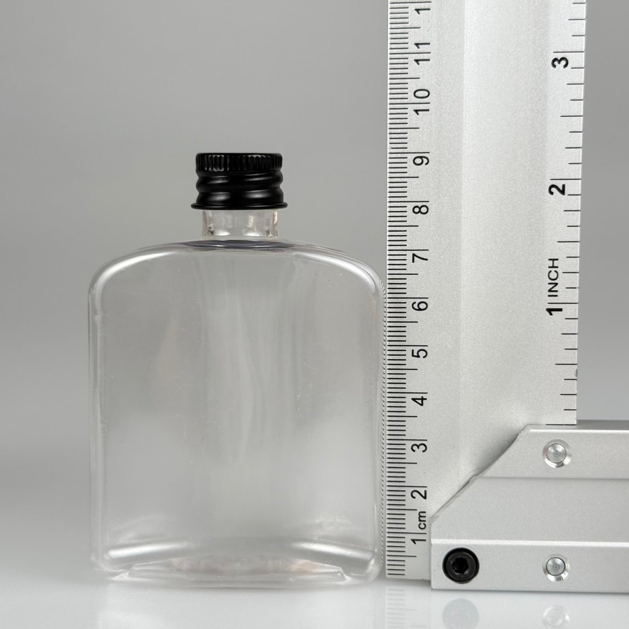 100 CC ŞEFFAF YASSI PLASTİK PET ŞİŞE + KÖPÜK CONTALI SİYAH ALÜMİNYUM METAL KAPAKLI TAKIM - 100 ML YASSI PET ŞİŞE