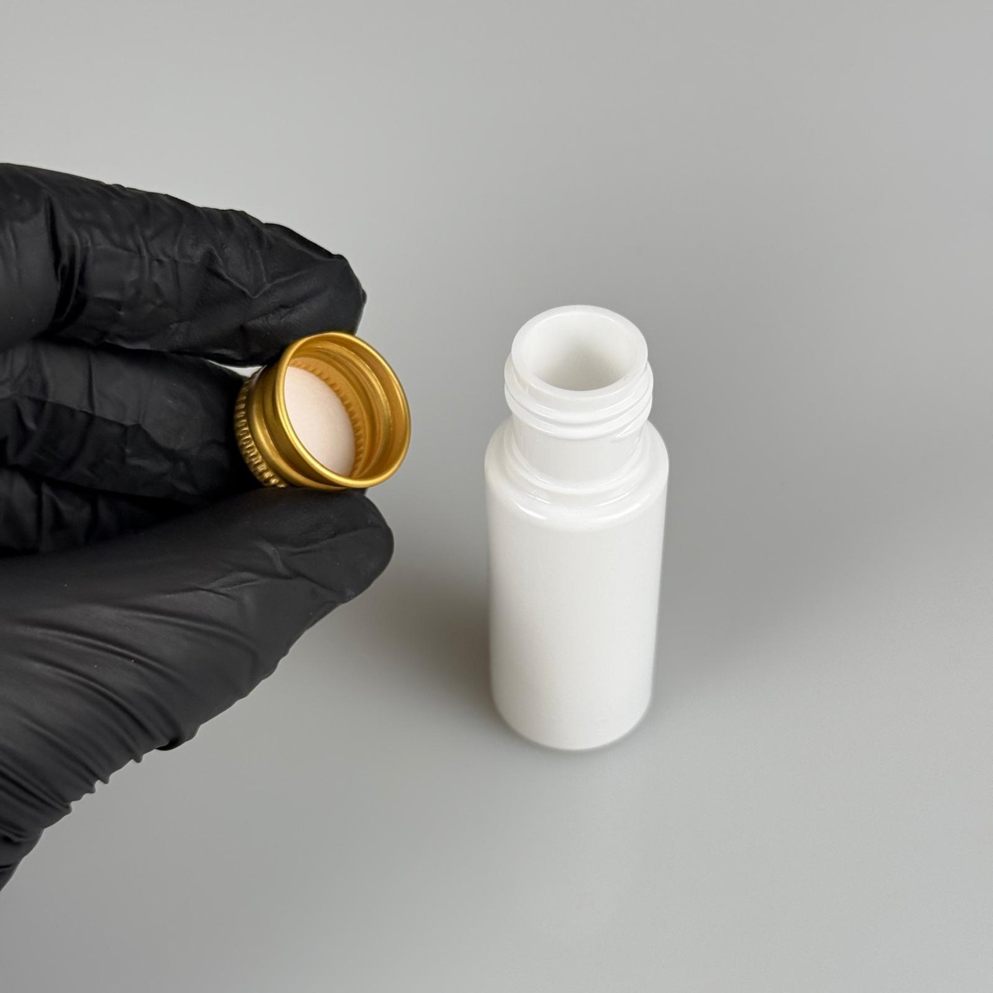 15 CC BEYAZ SİLİNDİR PET ŞİŞE + KÖPÜK CONTALI GOLD ALÜMİNYUM METAL KAPAKLI TAKIML - 15 ML BEYAZ PET ŞİŞE