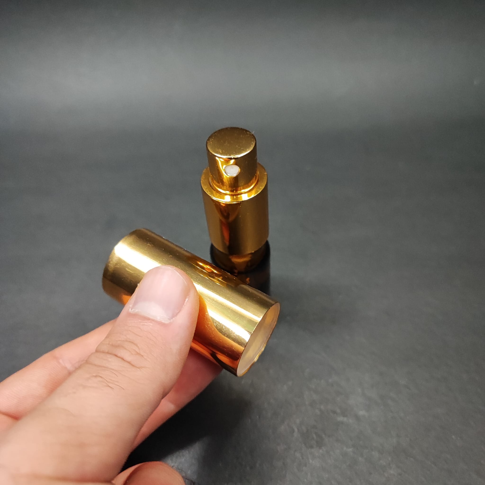 5 ML LÜKS VİDALI VALF ÇEVİRME PARFÜM ŞİŞELERİ - 5 CC AMBER CAM ŞİŞE - GOLD METAL SPREYLİ KAPAKLI SET