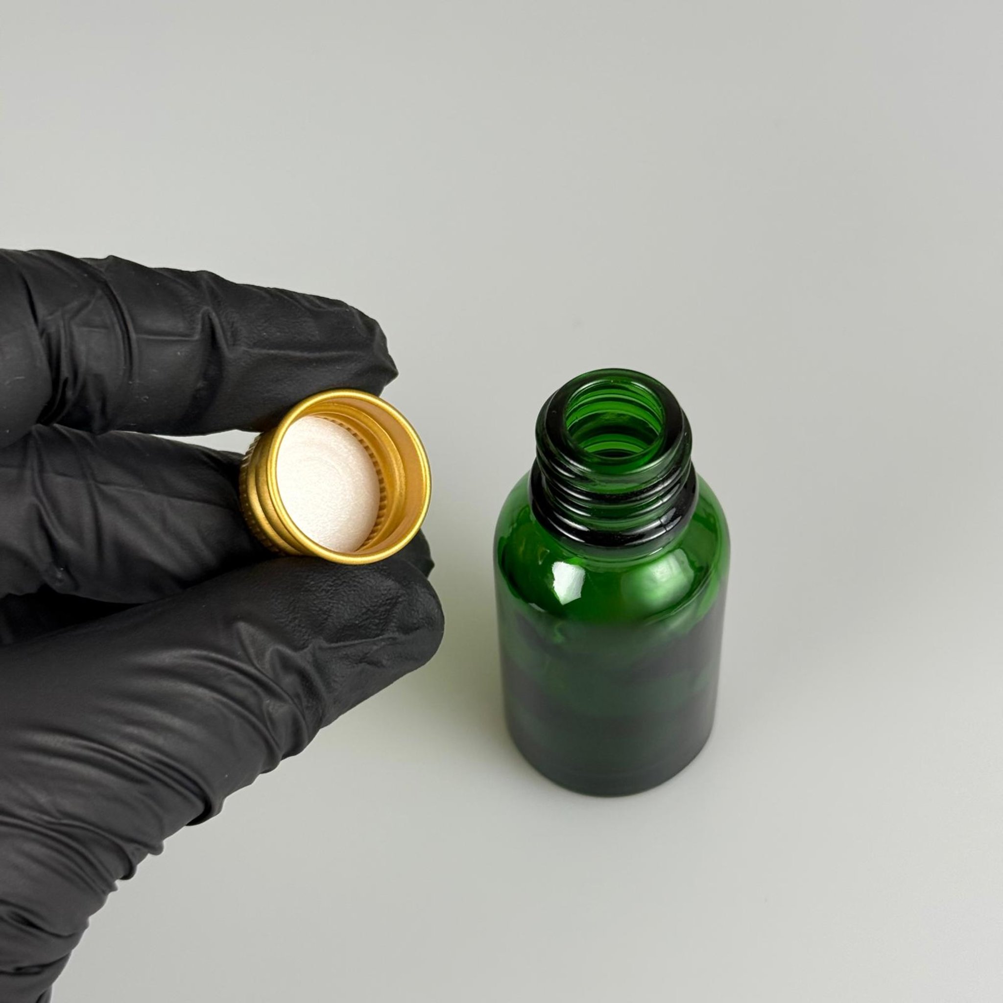 15 CC YEŞİL CAM ŞİŞE + KÖPÜK CONTALI GOLD ALÜMİNYUM METAL KAPAKLI TAKIM - 15 ML YEŞİL CAM ŞİŞE