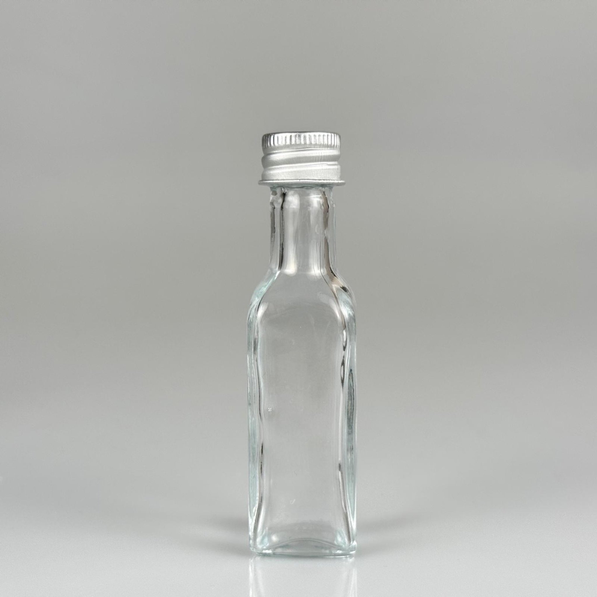 20 CC MARASKA KÖŞELİ KARE CAM ŞİŞE + GÜMÜŞ ALÜMİNYUM METAL KAPAKLI TAKIM - 20 ML ŞEFFAF CAM ŞİŞE