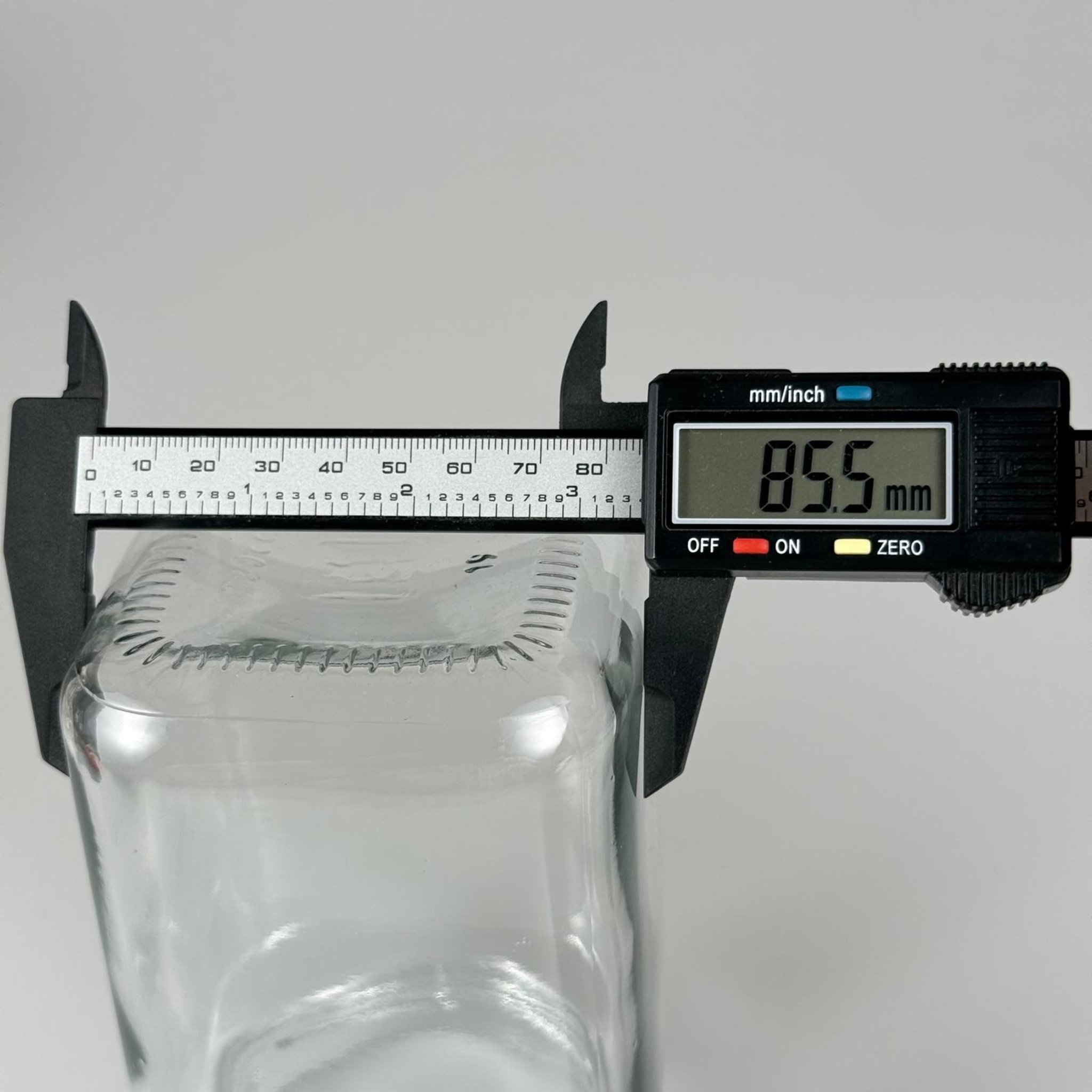 720 CC CAM KARE KAVANOZ - KIRMIZI PLASTİK KAPAKLI - 720 ML KÖŞELİ CAM KAVANOZ