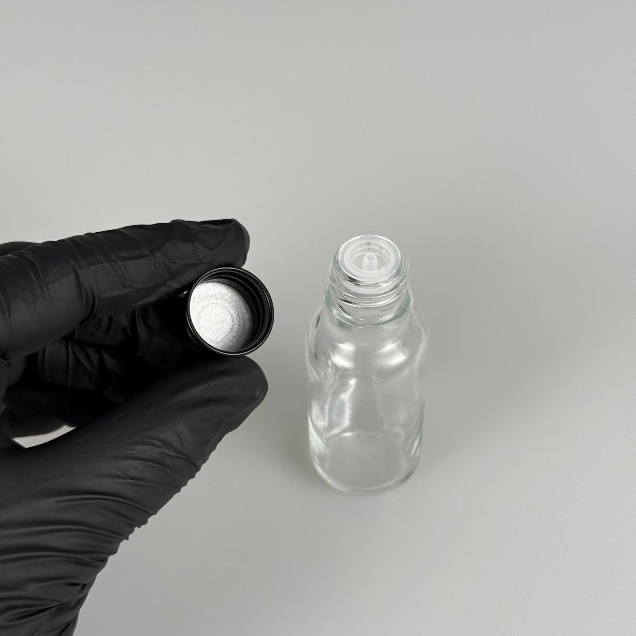 20 CC ŞEFFAF CAM ŞİŞE + KÖPÜK CONTALI SİYAH ALÜMİNYUM METAL KAPAKLI + KOLONYA TIPALI TAKIM - 20 ML ŞEFFAF CAM ŞİŞE