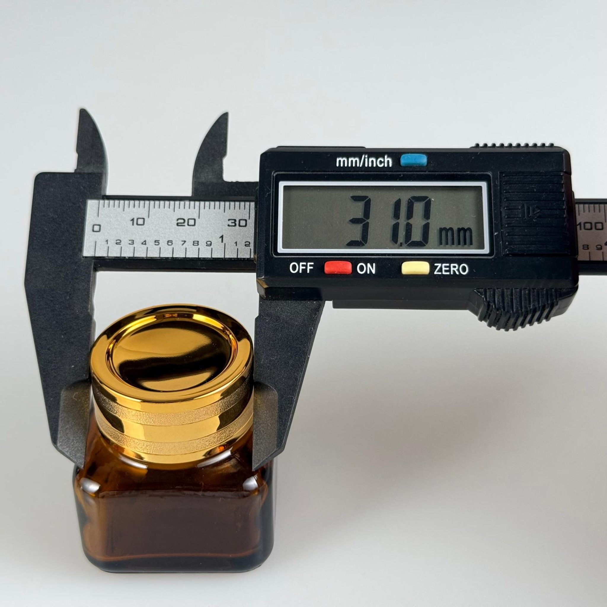 20 CC KARE AMBER CAM KAVANOZ + GOLD İŞLEMELİ KAPAK + CONTA - 20 ML KAHVERENGİ KARE KAVANOZ
