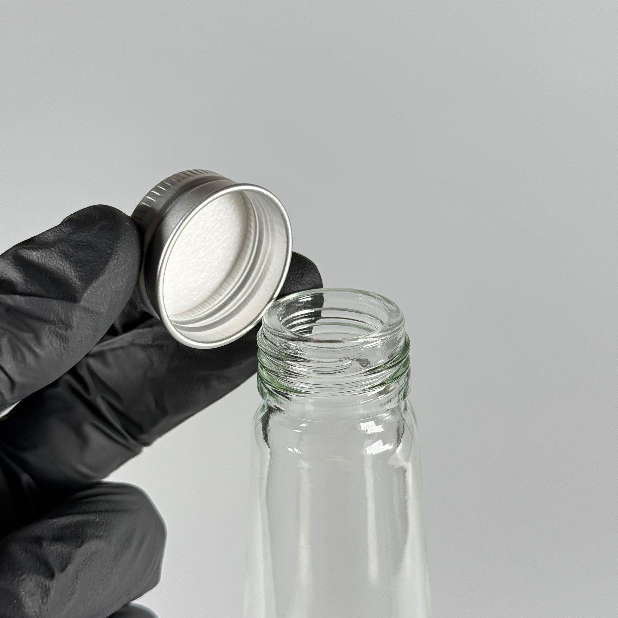 1000 ML LÜKS CAM SU ŞİŞESİ - 1000 CC BOŞ CAM SU ŞİŞELERİ - GÜMÜŞ ALÜMİNYUM METAL KAPAKLI (ELLE AÇILIP KAPANABİLİR) - RESTORAN, CAFE, OTEL VS İÇİN PREMİUM CAM ŞİŞE