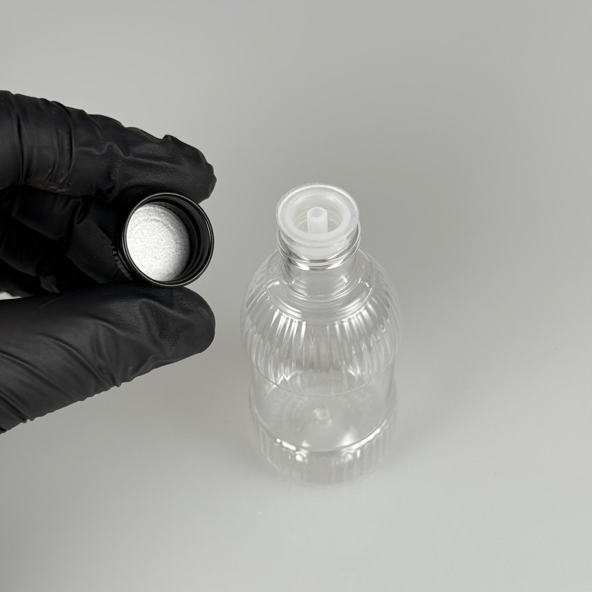 50 CC MANDALİNA MODEL PET ŞİŞE + KÖPÜK CONTALI SİYAH ALÜMİNYUM METAL KAPAKLI + KOLONYA TIPALI TAKIM - 50 ML TOMBUL PET ŞİŞE