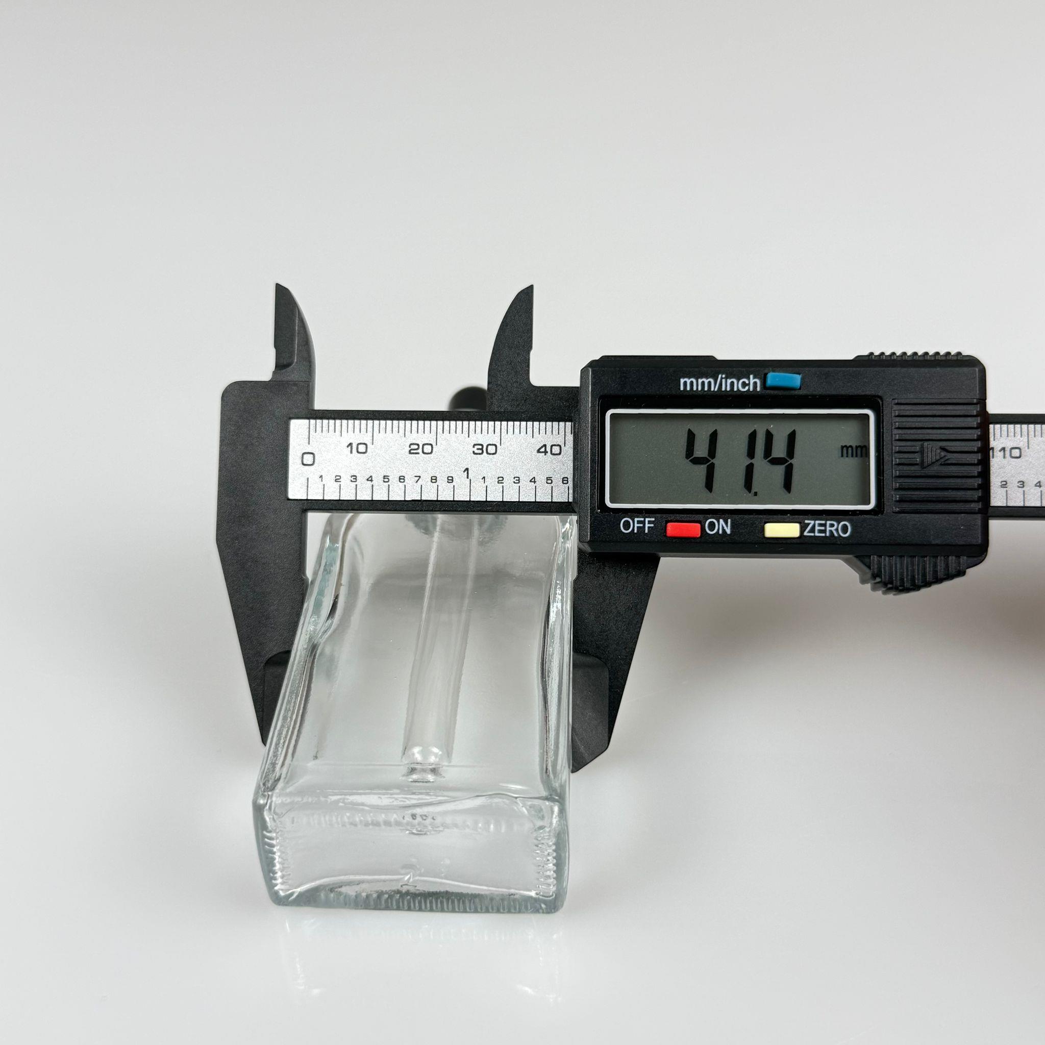 50 CC YASSI DİKDÖRTGEN PRESTİJLİ CAM DAMLALIKLI ŞİŞE - SİYAH EMZİK - GÜMÜŞ METALİK KAPAK - 50 ML CAM DAMLALIKLI ŞİŞE - DAMLALIKLI BOŞ ŞİŞE