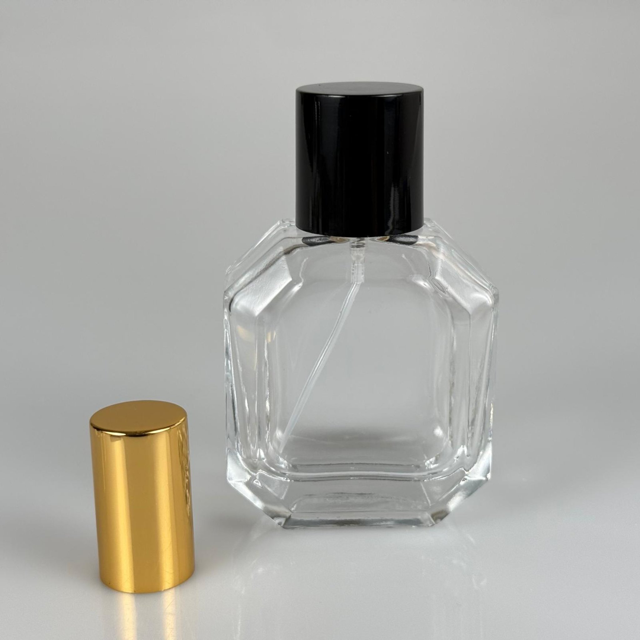 50 ML KAZABLANKA MODEL KÖŞELİ PARFÜM ŞİŞESİ + GOLD METALE METAL SPREY + SİYAH POLO KAPAKLI SET (AĞIZ 13 MM VİDALI) TEKRAR DOLDURULABİLİR