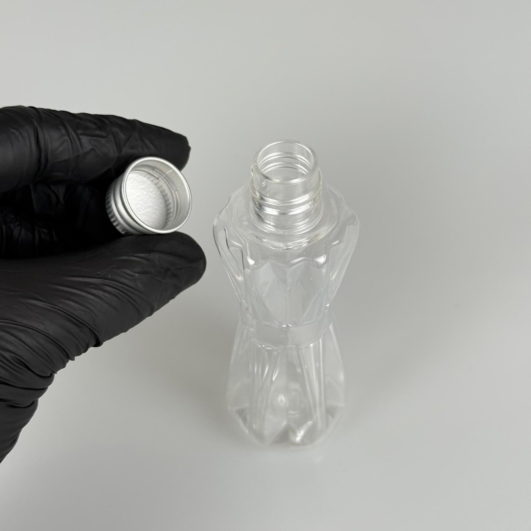 50 CC ELMAS MODEL PET ŞİŞE + KÖPÜK CONTALI GÜMÜŞ ALÜMİNYUM METAL KAPAKLI TAKIM - 50 ML PLASTİK ŞİŞE