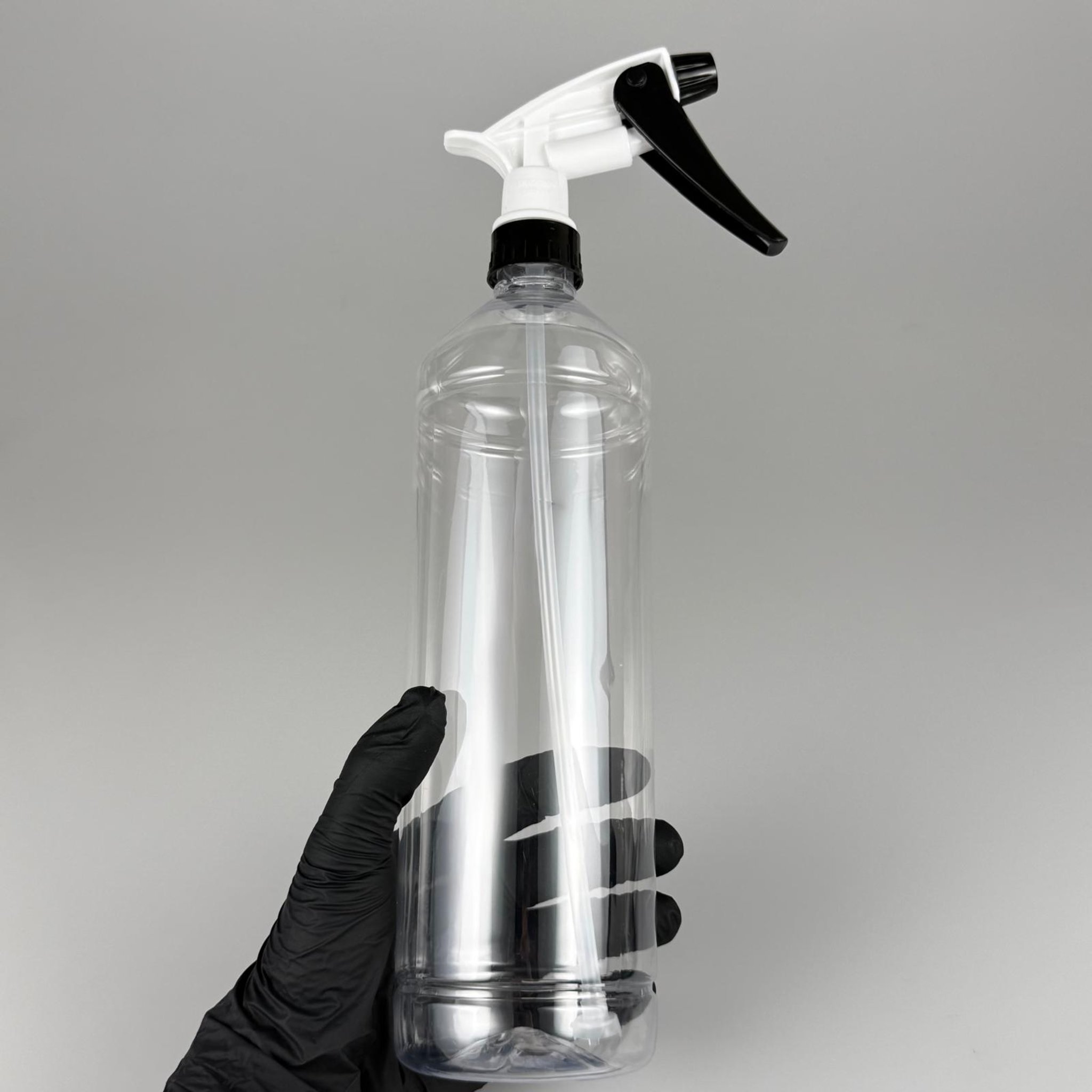 1000 CC PET ŞİŞE - BÜYÜK SİYAH BEYAZ DOZAJLI KİMYASALA DAYANIKLI TRİGER TETİK SPREYLİ - 1000 ML KİMYASALA DAYANIKLI PLASTİK ŞİŞE - 1 LT PLASTİK ŞİŞE - UZUN OTO TEMİZLİK ŞİŞESİ